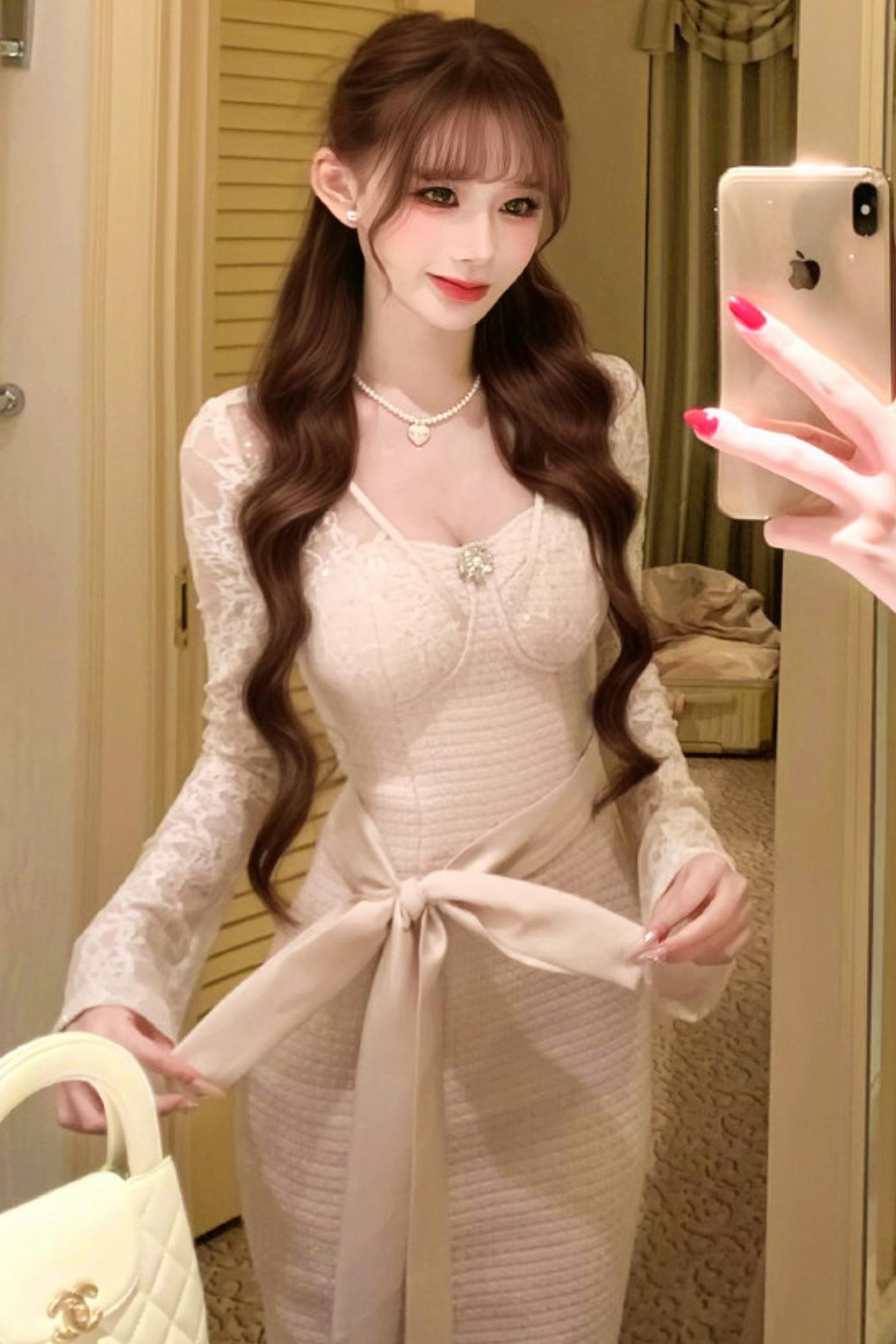 Heart pondering pearl necklace