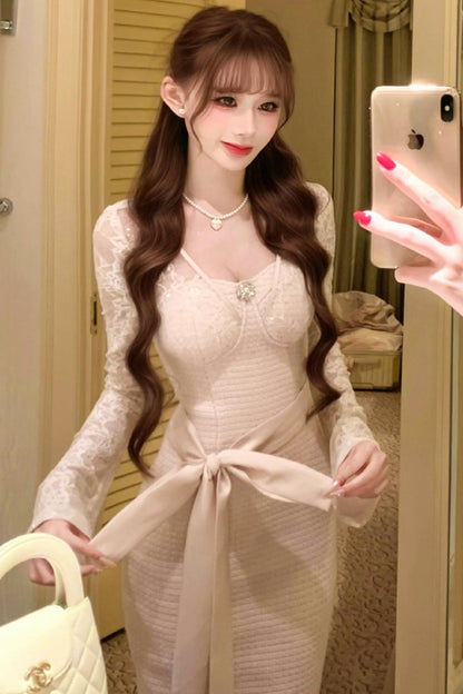 Heart pondering pearl necklace