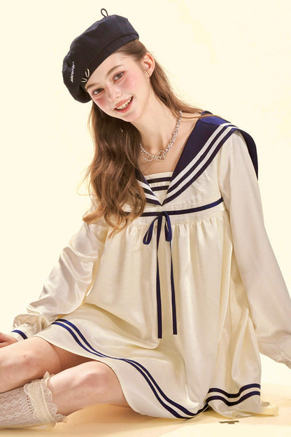 Abito babydoll da marinaio in satin dal gusto marinaro