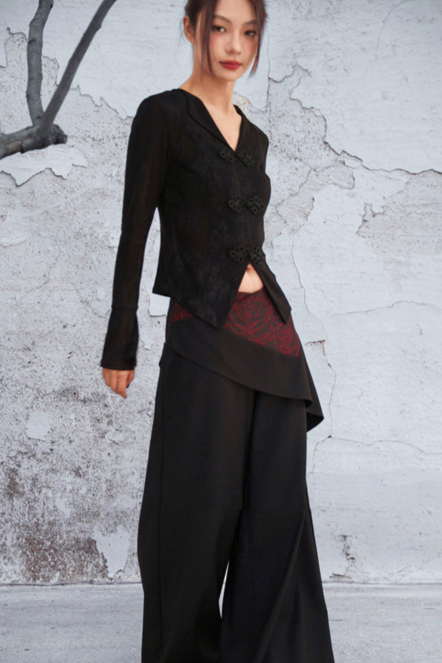 Schwarze asymmetrische Lagenhose mit dunklem Rosen-Jacquard und weitem Bein