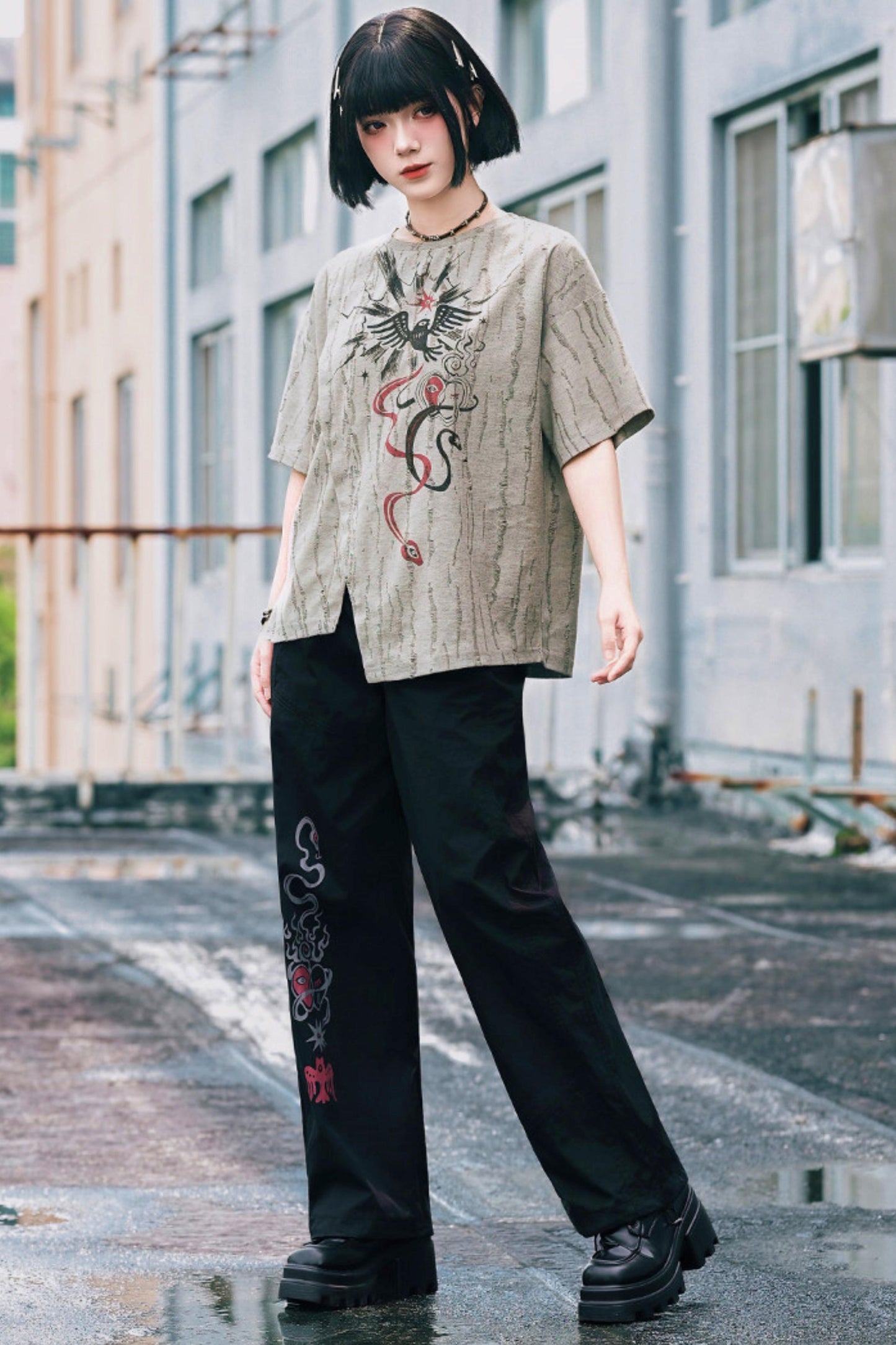 Schwarze Hose mit Schlangen- und China-Stickerei