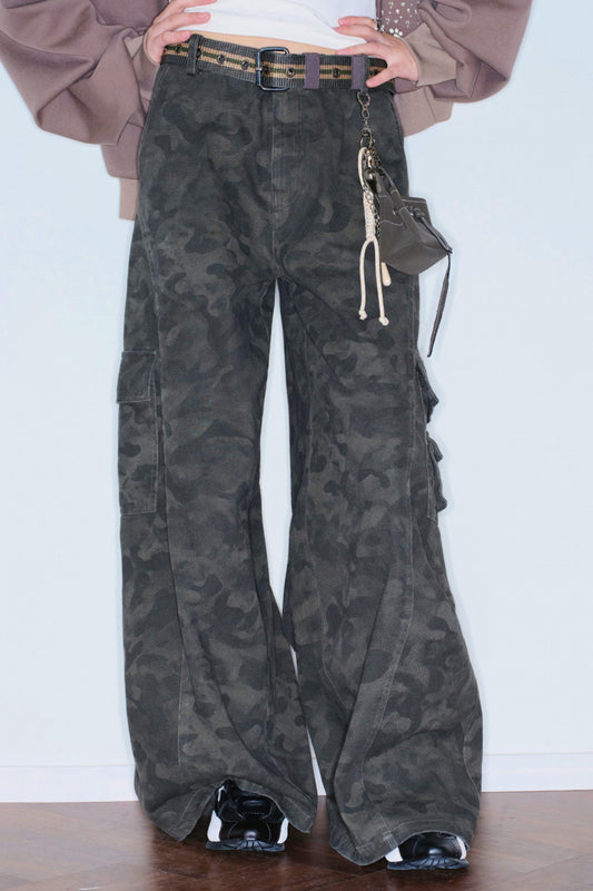 Weit geschnittene Hose mit Camouflage-Muster