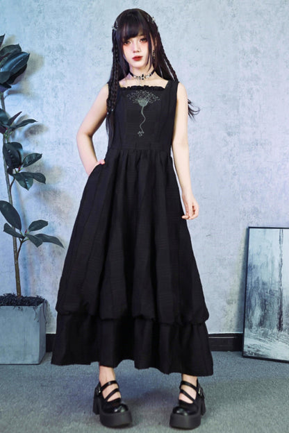 Vestido escalonado con bordado floral decadente