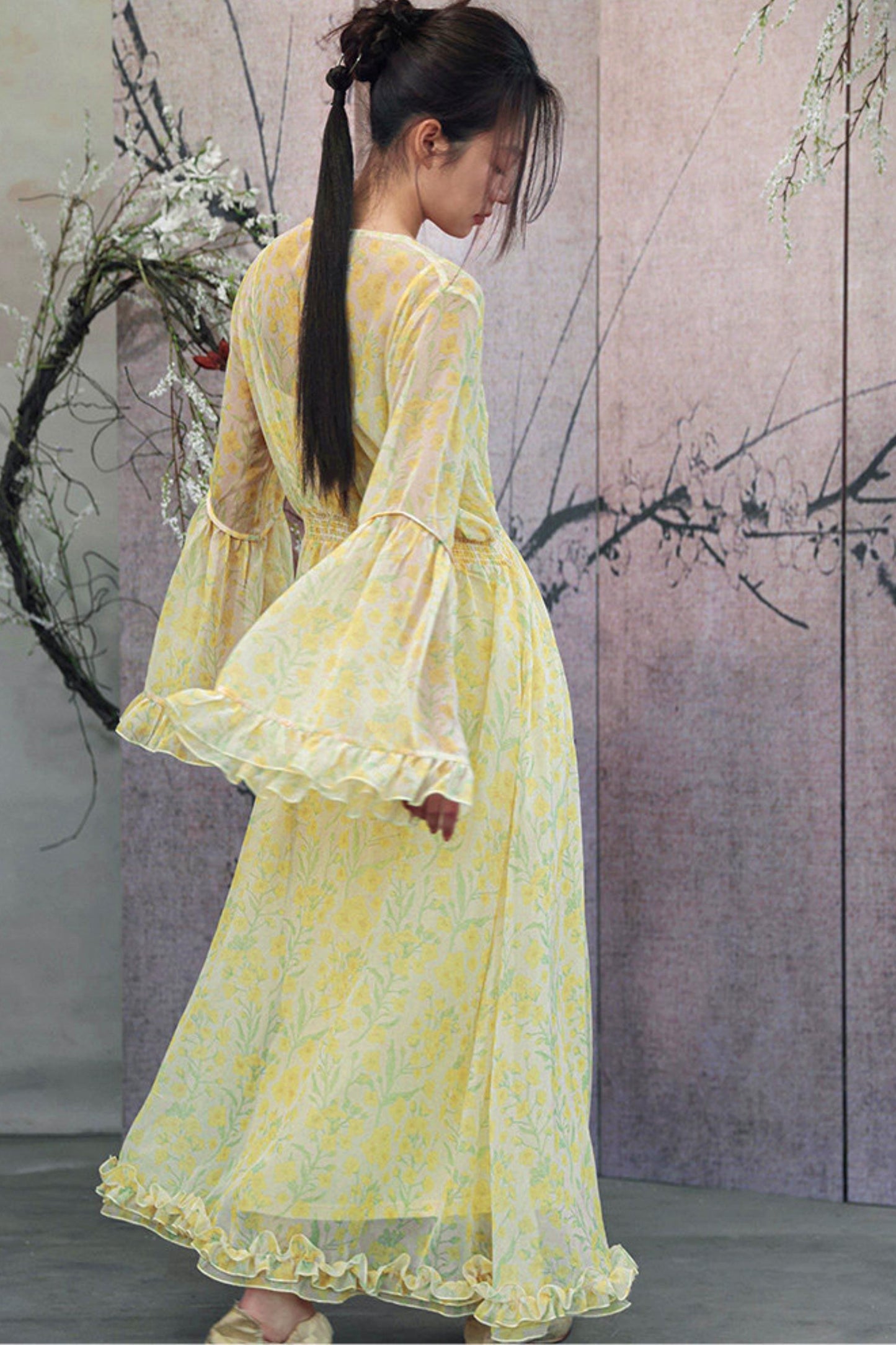 Vestido de gasa amarillo con flores