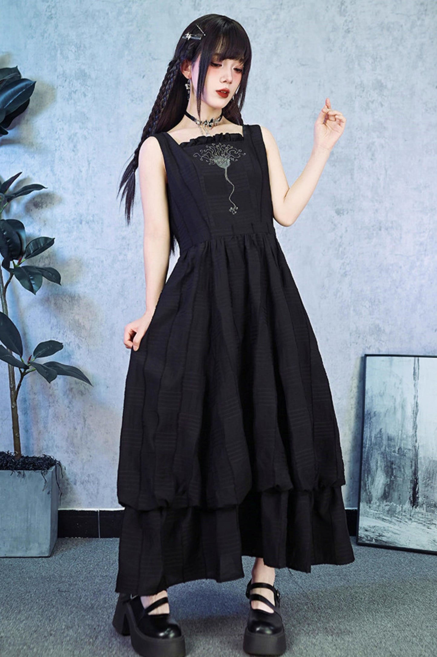 Vestido escalonado con bordado floral decadente