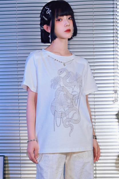 ダークスネークリリーチェーングラフィックTシャツ