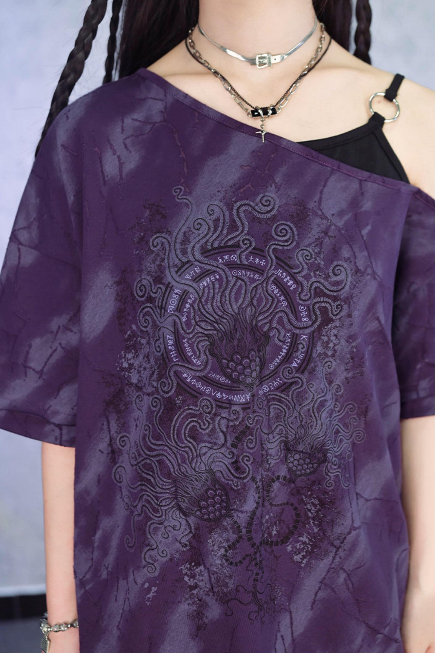 Lila dunkles Ein-Schulter-T-Shirt im Dekadenz-Look