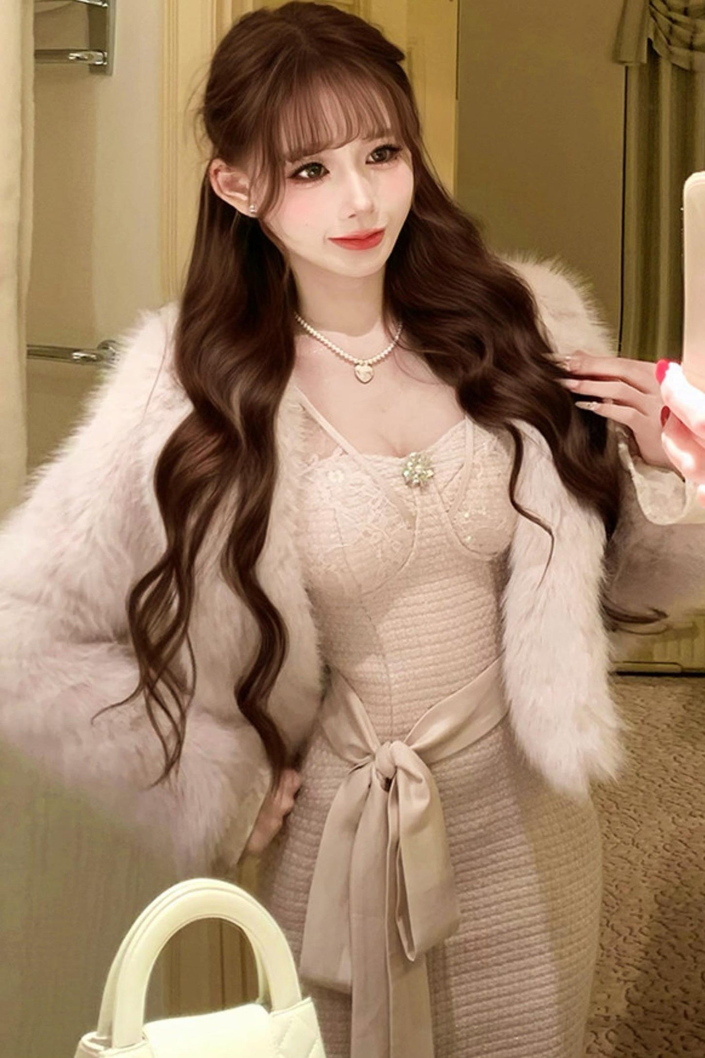 Heart pondering pearl necklace