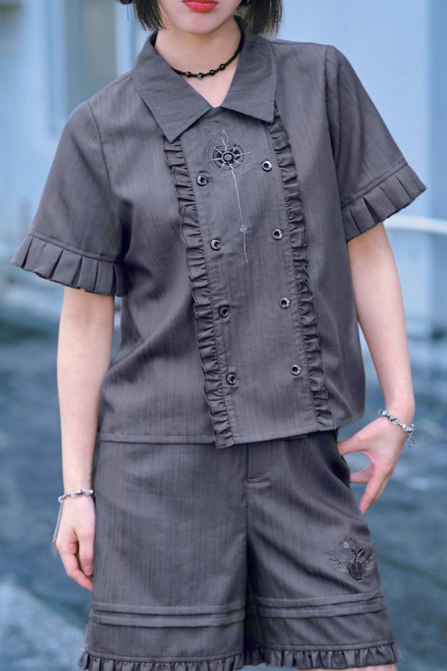Rauchgraues Set im Uniformstil