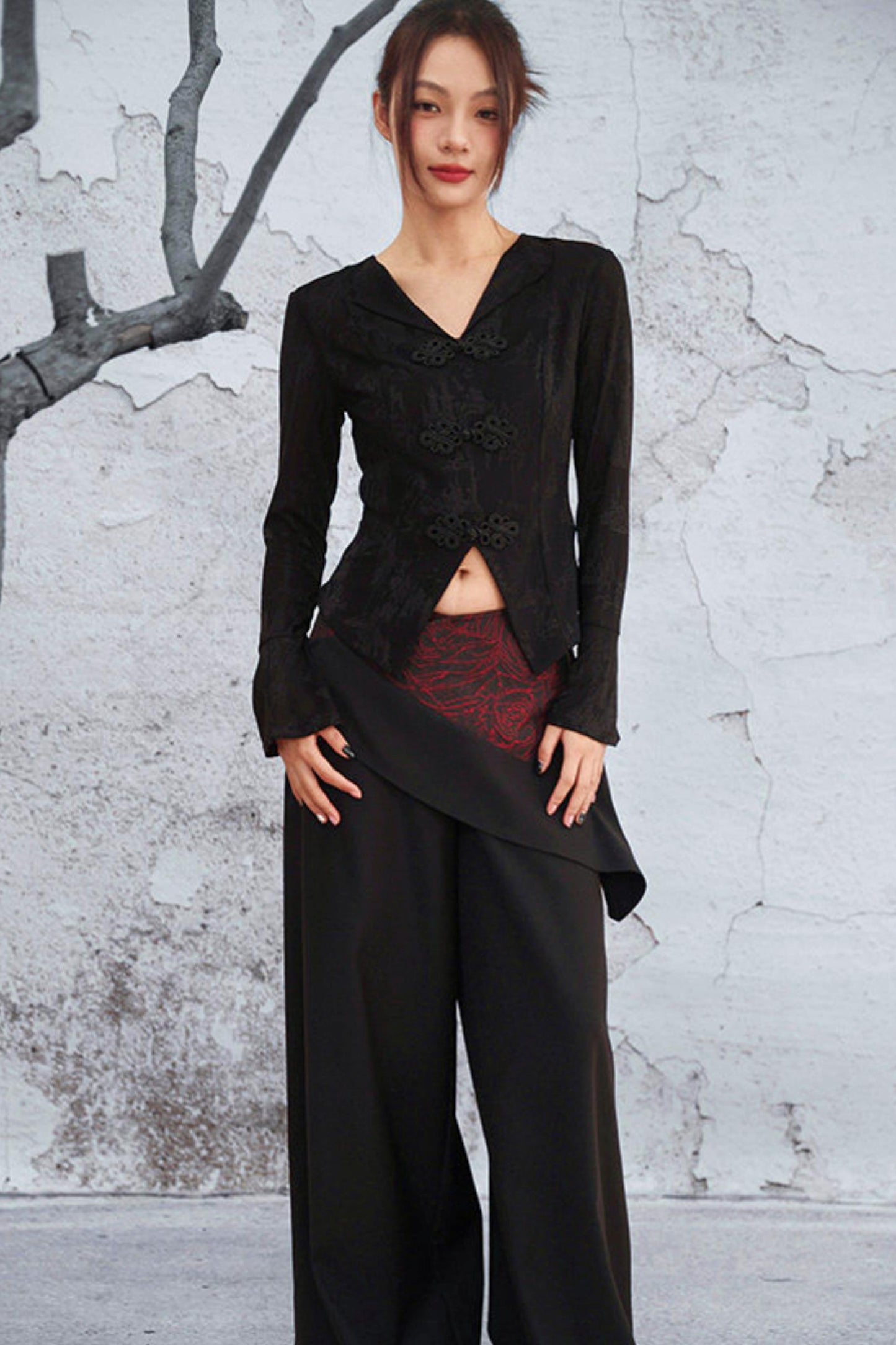 Schwarze asymmetrische Lagenhose mit dunklem Rosen-Jacquard und weitem Bein