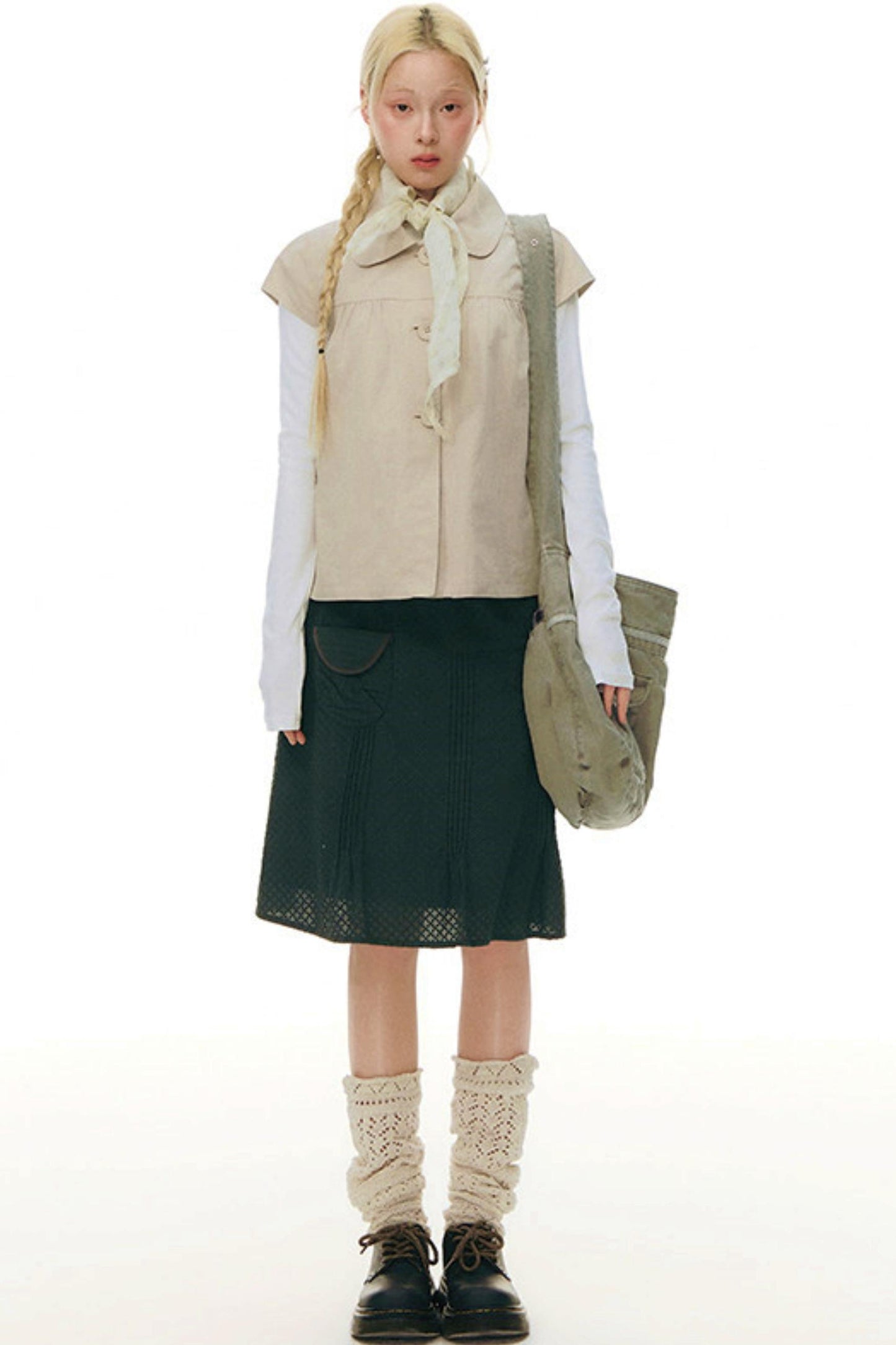 Top con colletto da bambola e maniche a volant