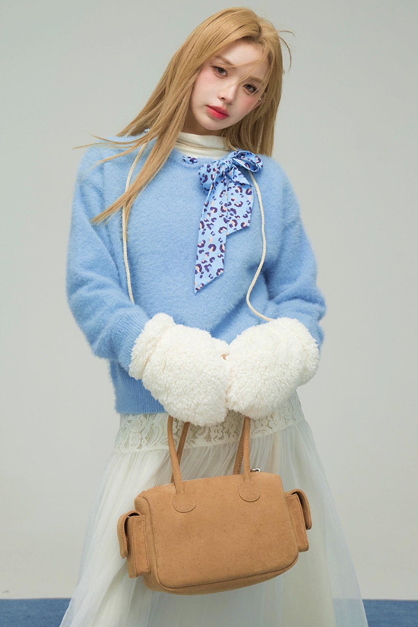 スノーイーブルーレオパードフォーファースウェーター