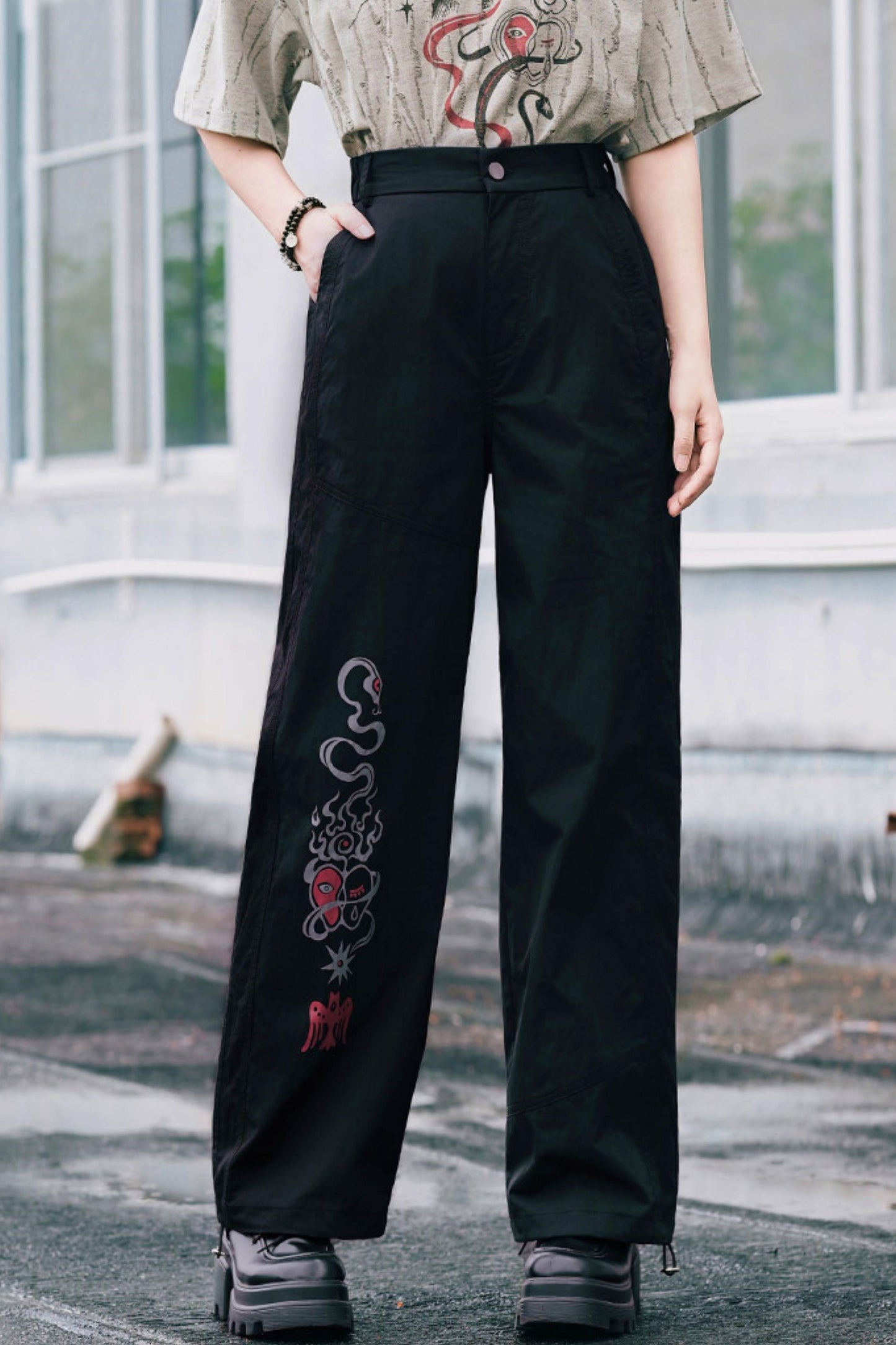 Schwarze Hose mit Schlangen- und China-Stickerei