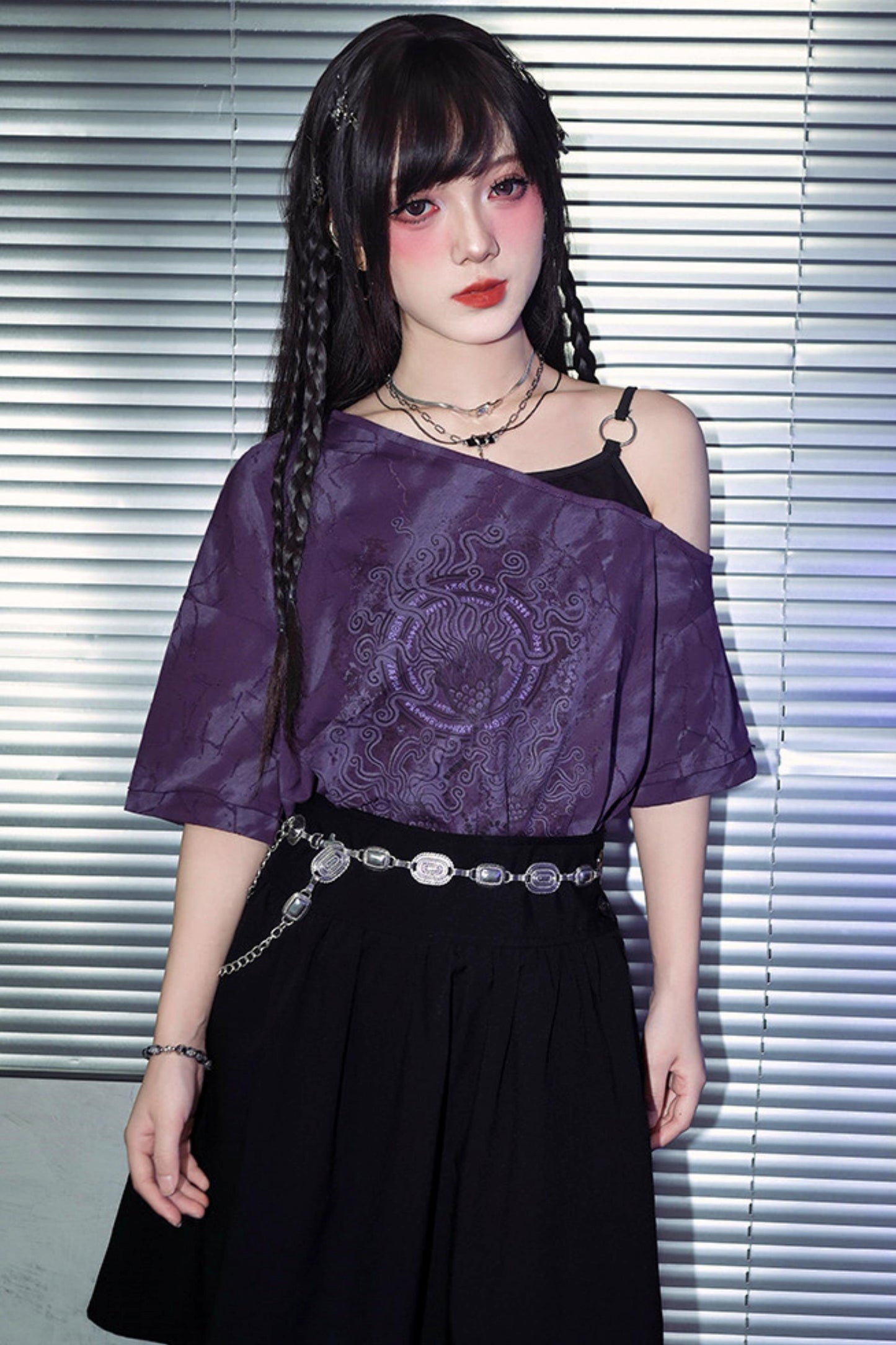 Lila dunkles Ein-Schulter-T-Shirt im Dekadenz-Look