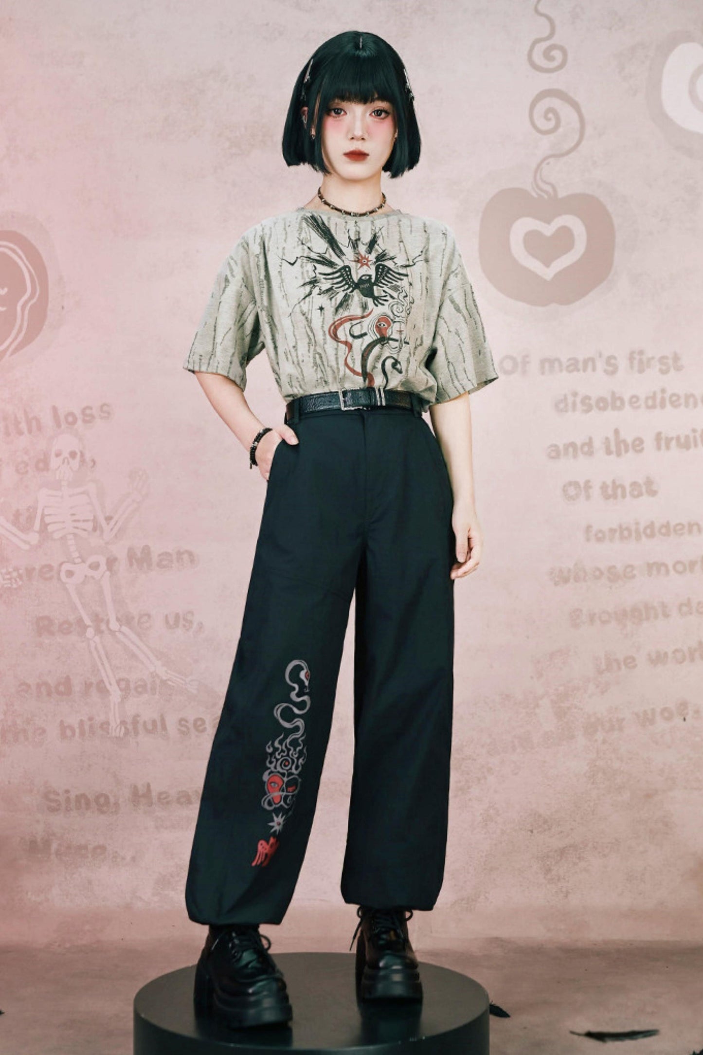 Schwarze Hose mit Schlangen- und China-Stickerei