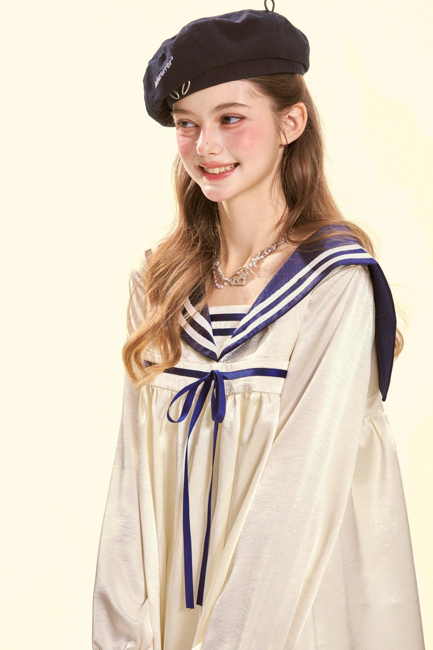 Abito babydoll da marinaio in satin dal gusto marinaro