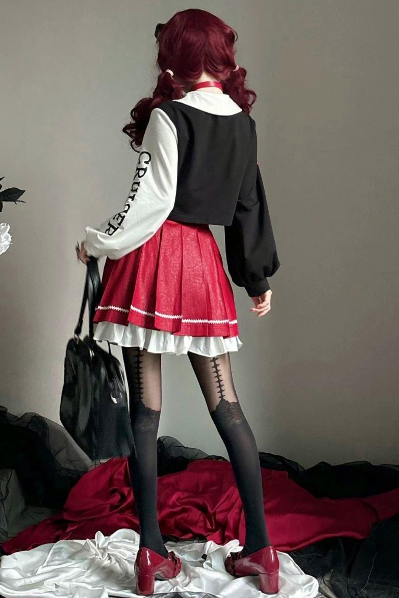 Top court streetwear + mini-jupe plissée