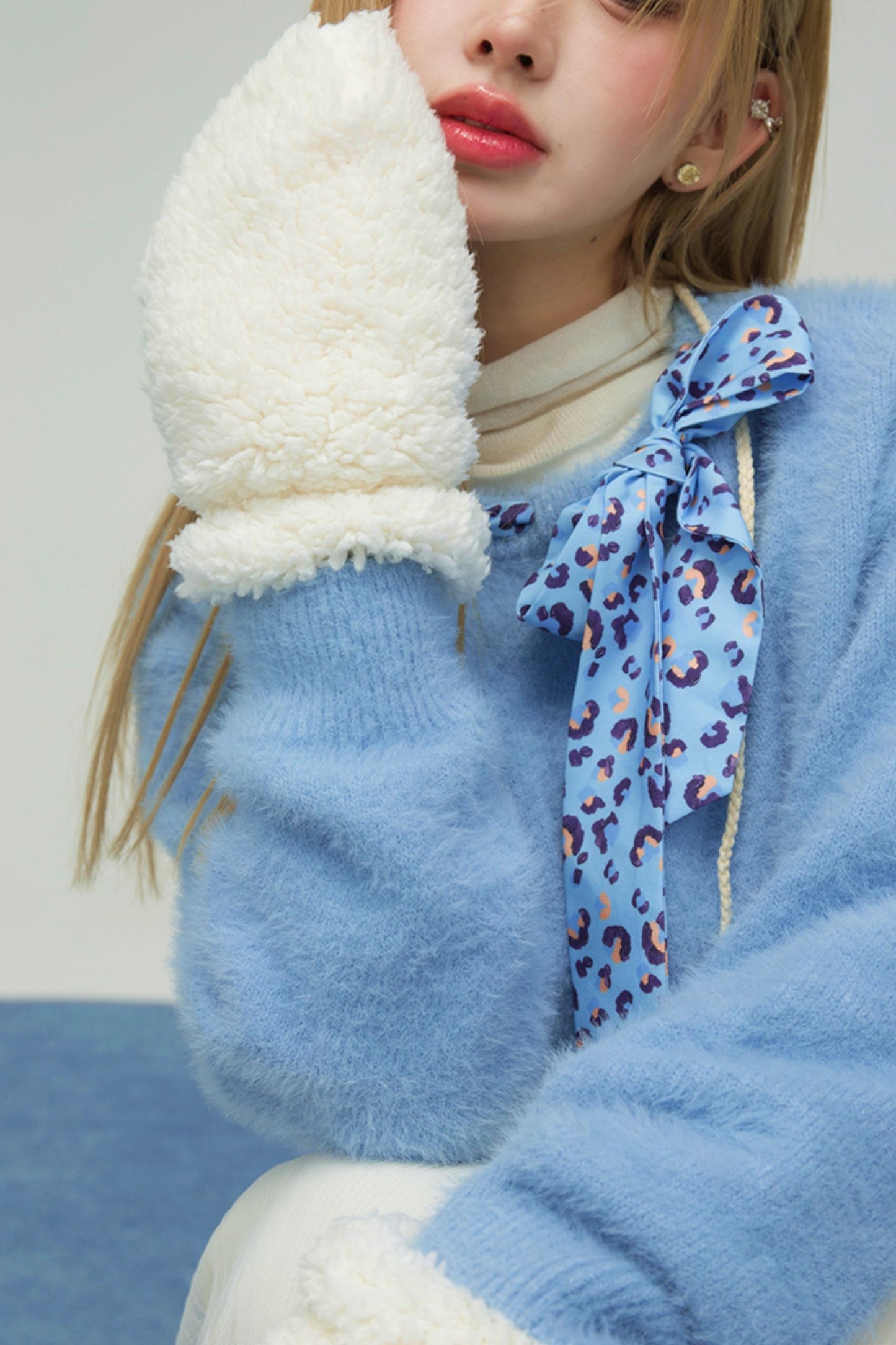 スノーイーブルーレオパードフォーファースウェーター