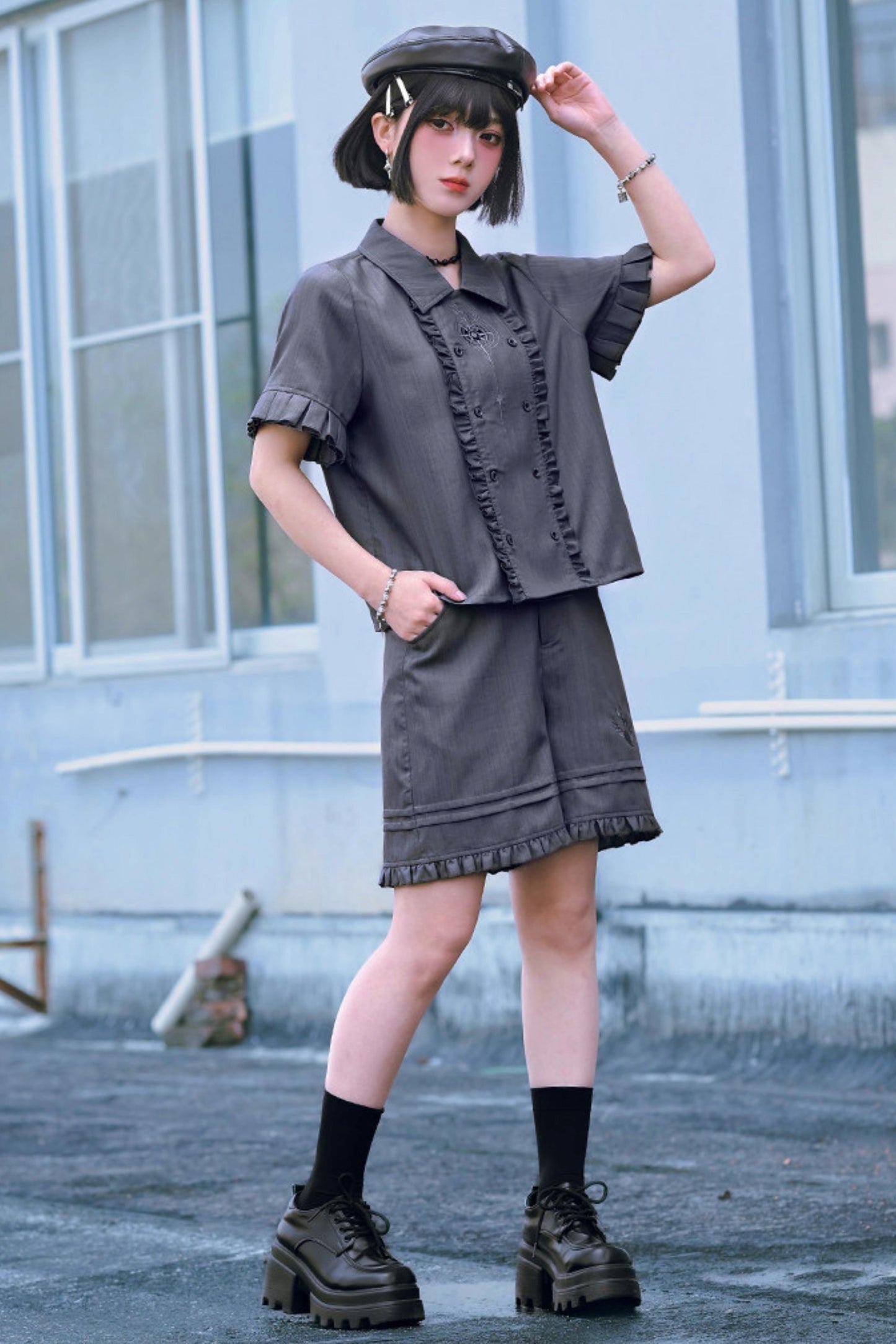 Rauchgraues Set im Uniformstil
