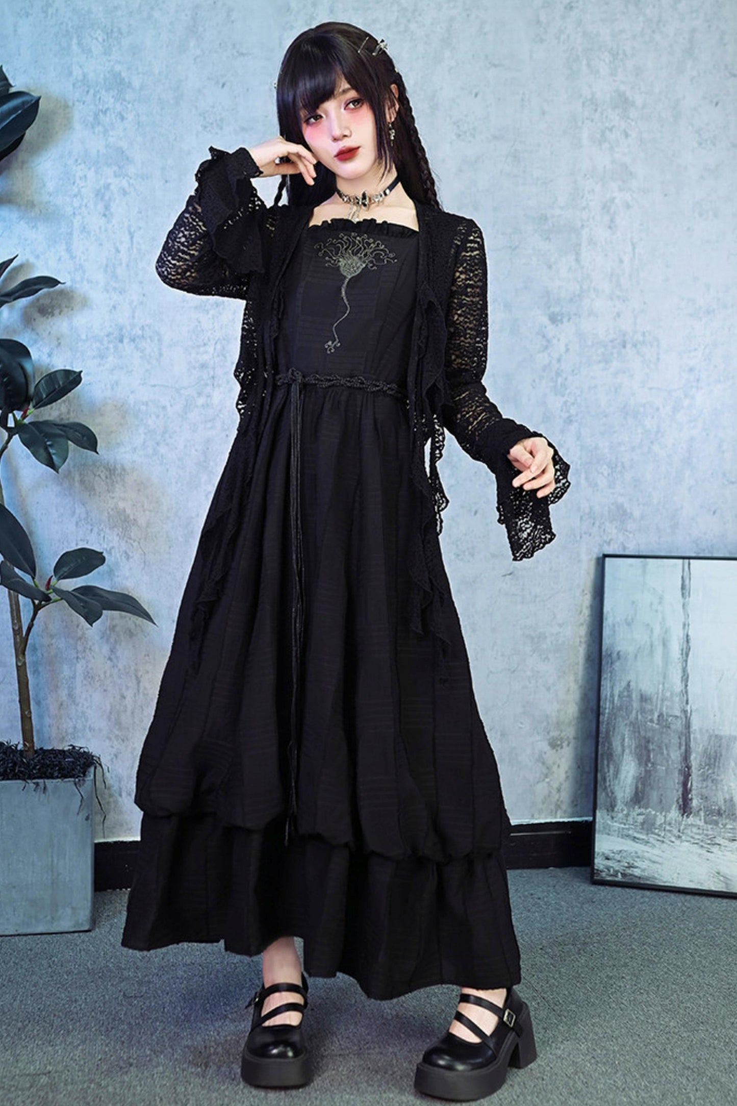 Vestido escalonado con bordado floral decadente