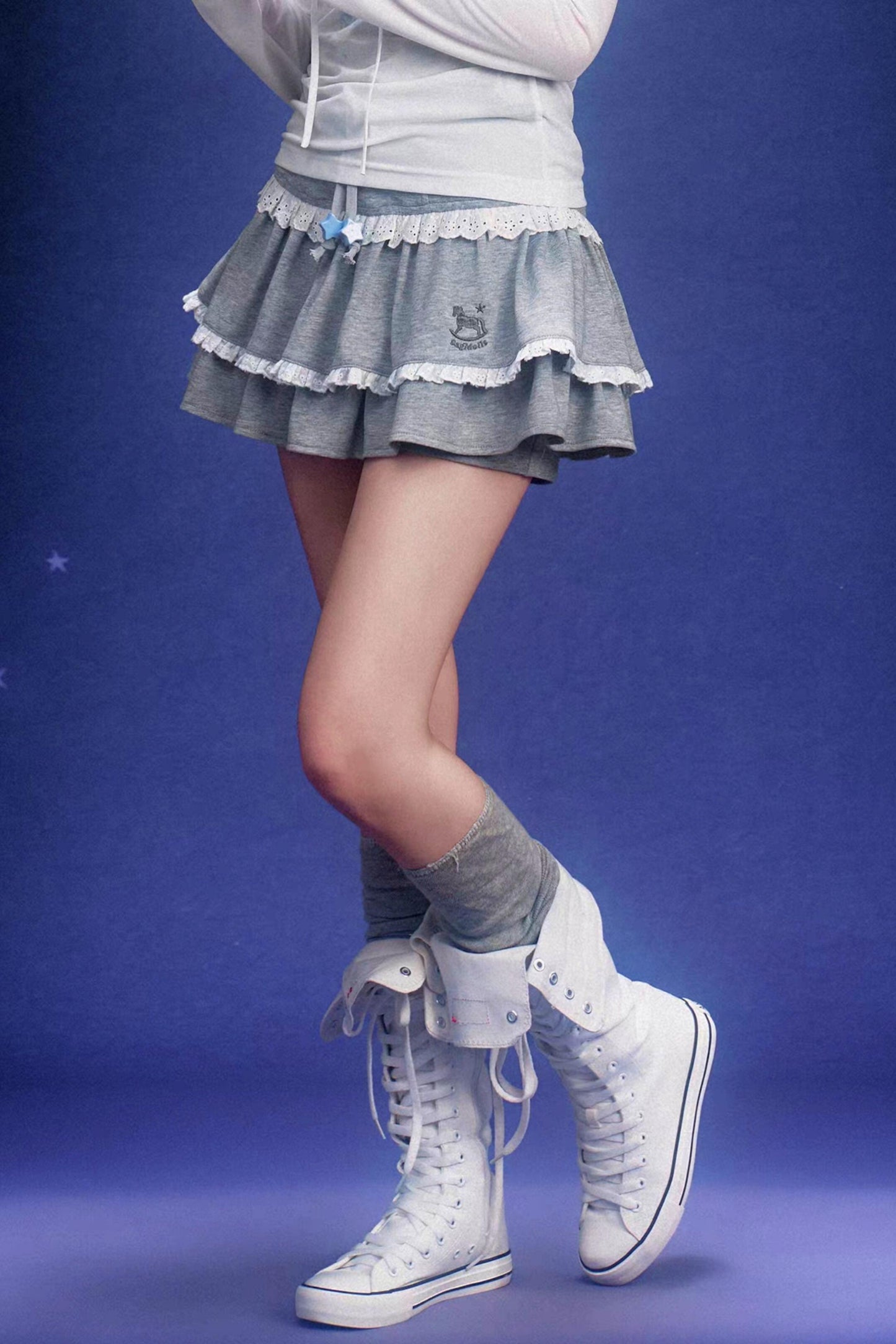 Grauer Rock mit Pferde-Stickerei