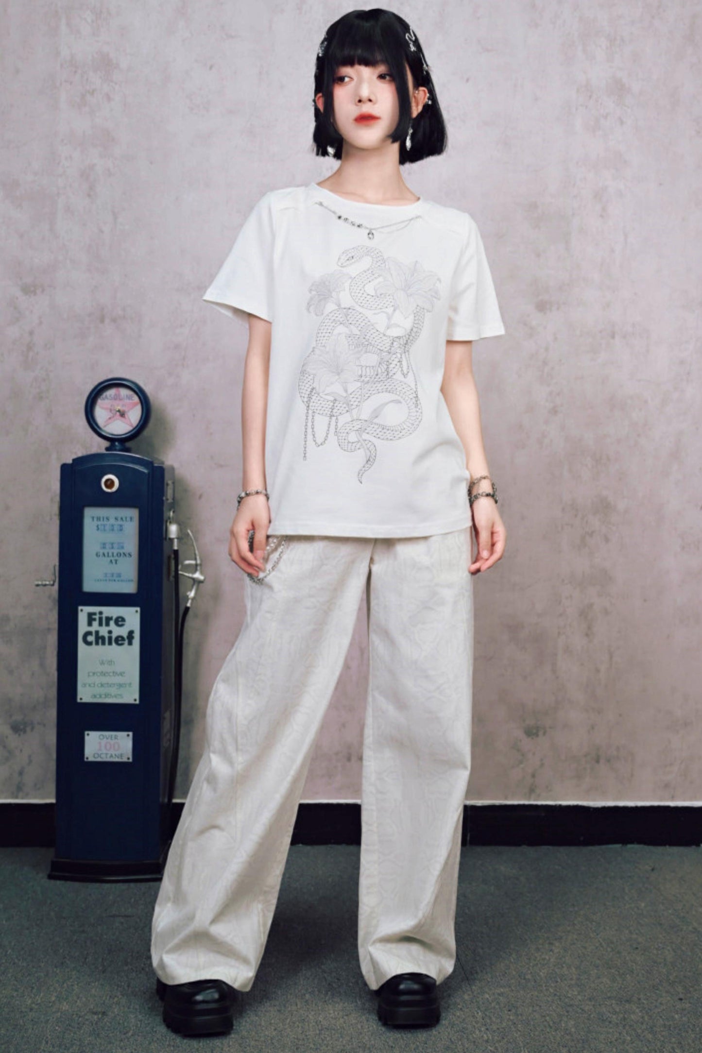 ダークスネークリリーチェーングラフィックTシャツ