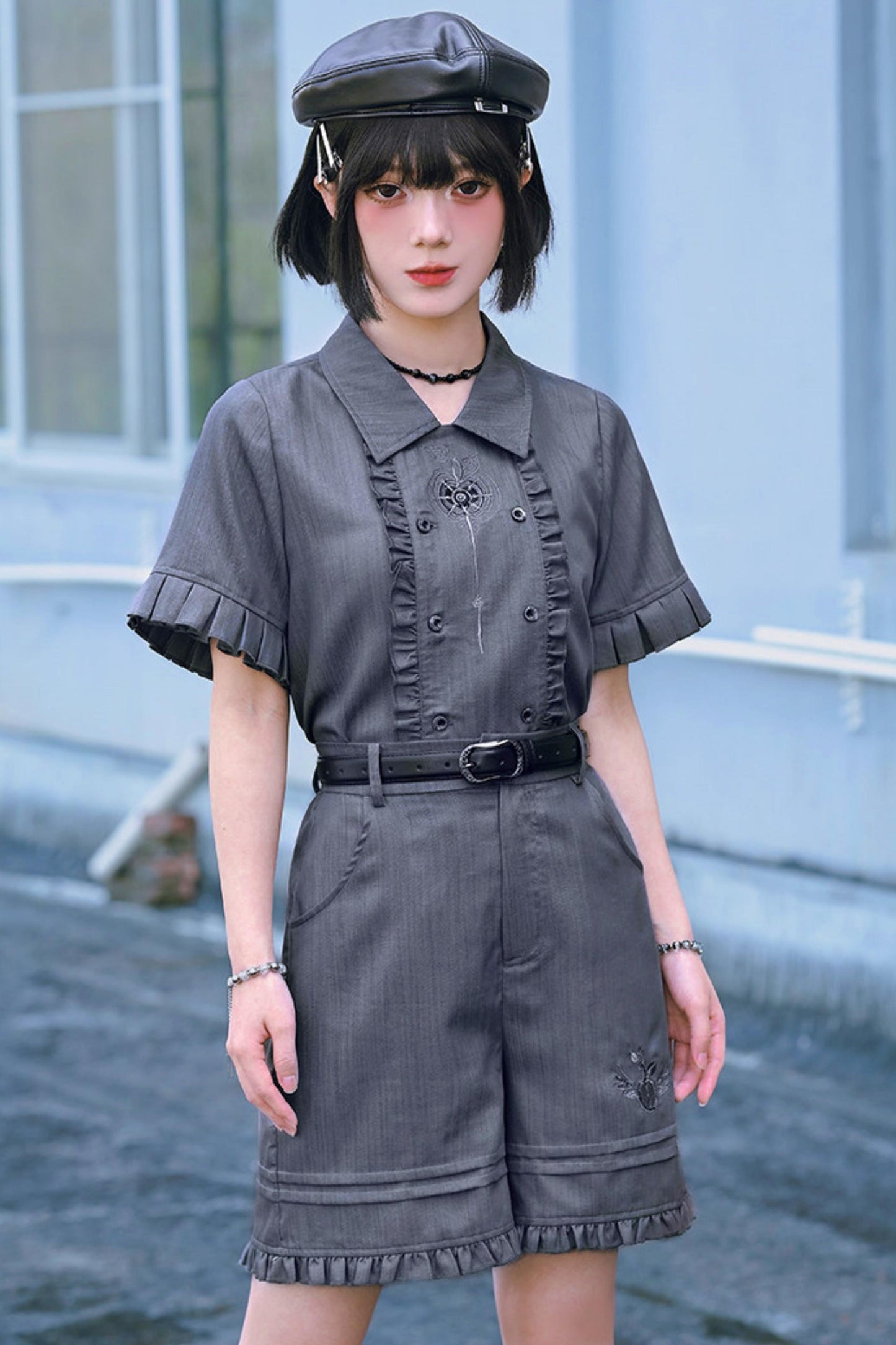Rauchgraues Set im Uniformstil
