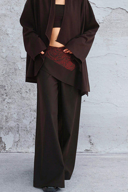 Schwarze asymmetrische Lagenhose mit dunklem Rosen-Jacquard und weitem Bein