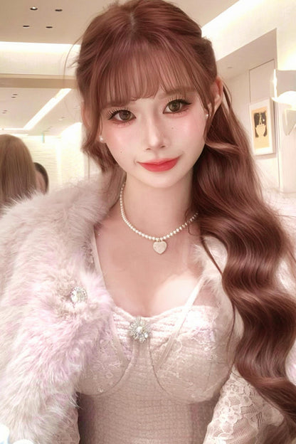 Heart pondering pearl necklace