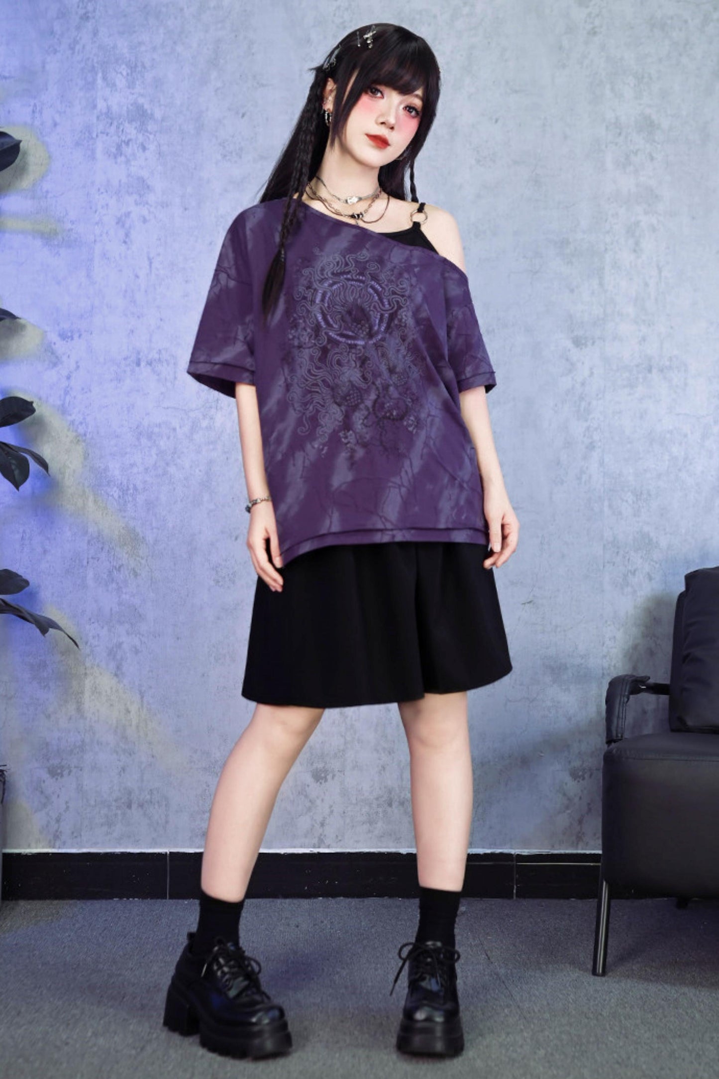 Lila dunkles Ein-Schulter-T-Shirt im Dekadenz-Look