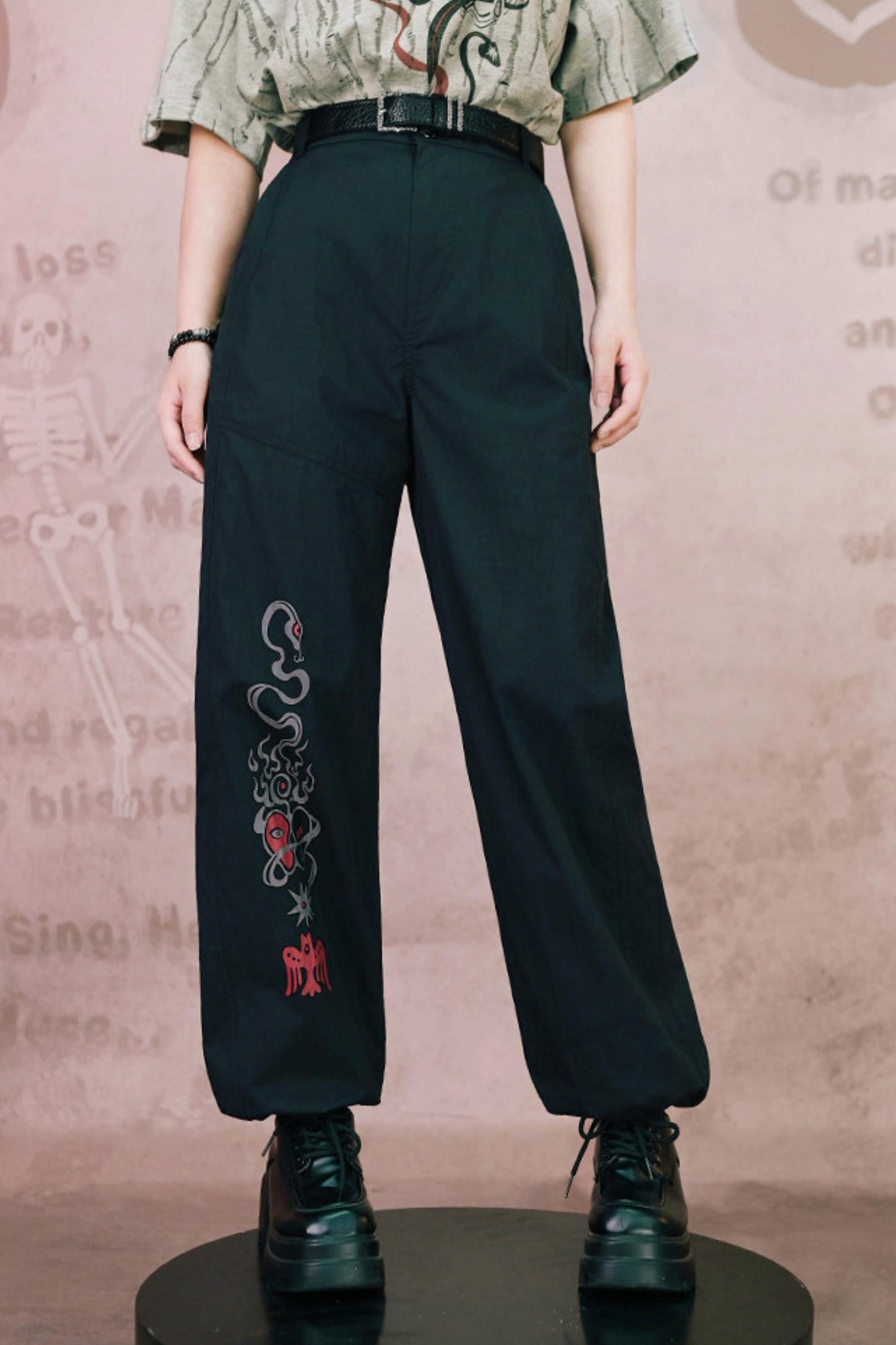Schwarze Hose mit Schlangen- und China-Stickerei
