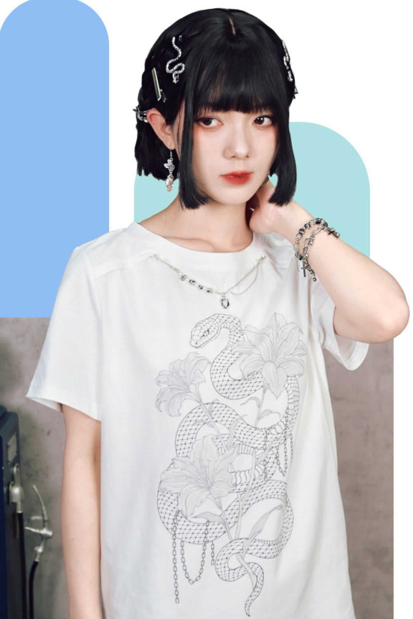 ダークスネークリリーチェーングラフィックTシャツ