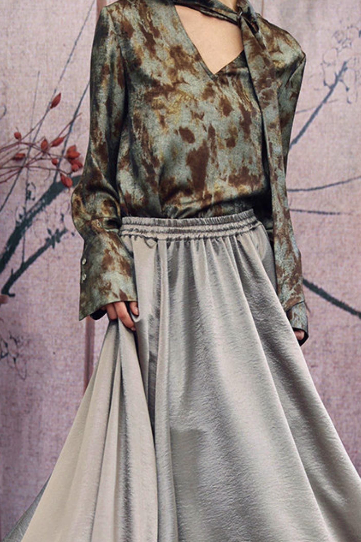 Silbergrau-Metallic-Satinbluse