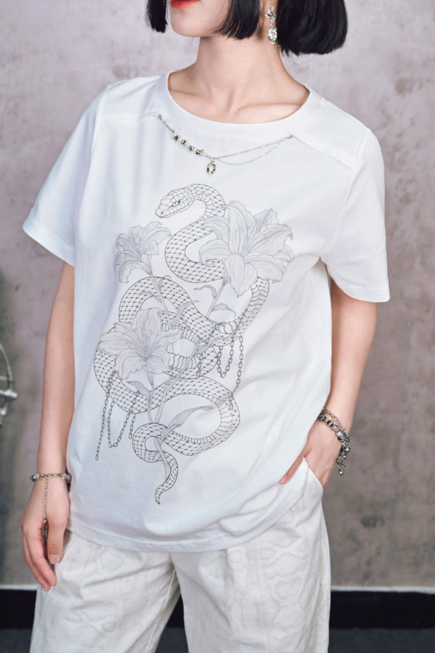 ダークスネークリリーチェーングラフィックTシャツ