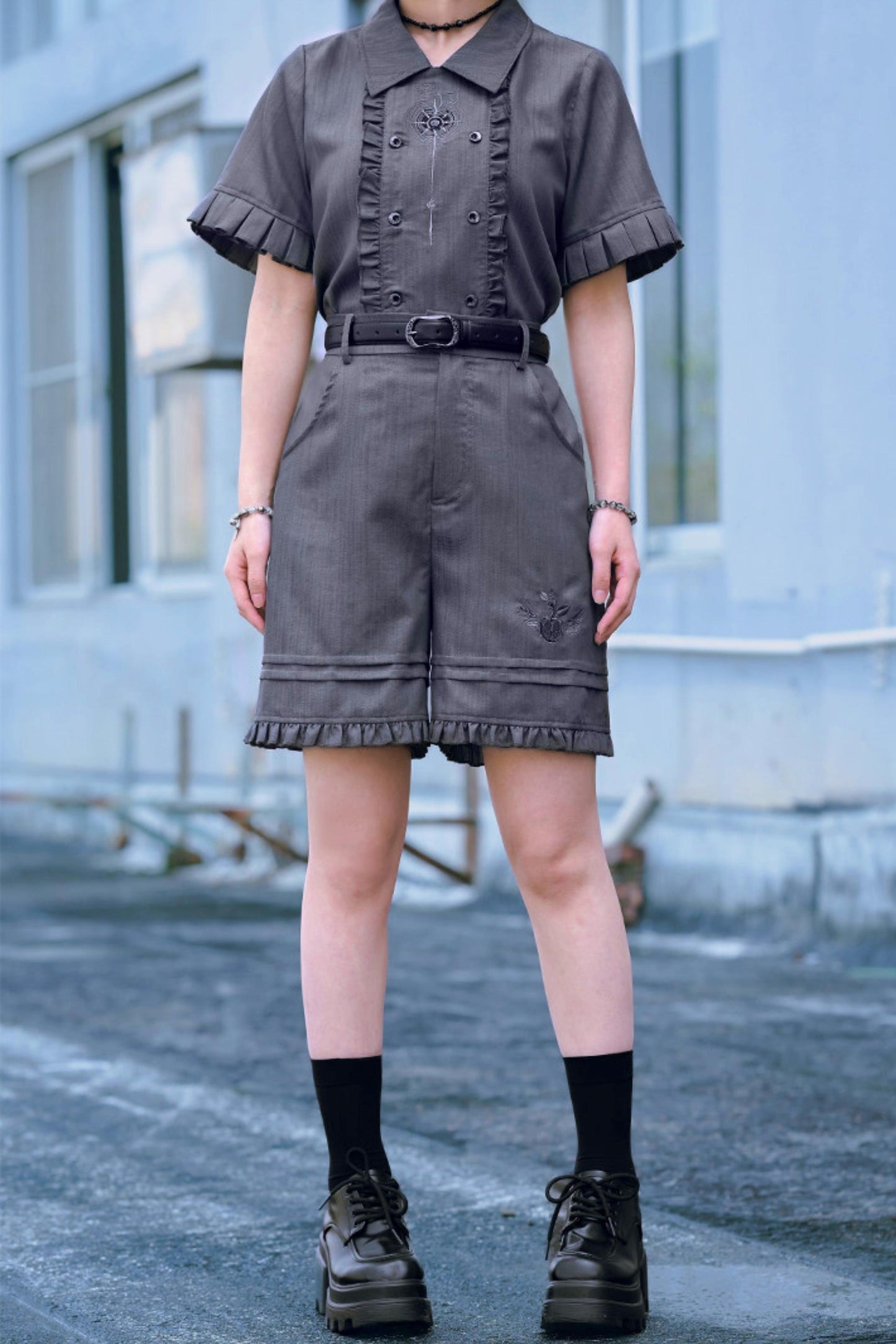 Rauchgraues Set im Uniformstil