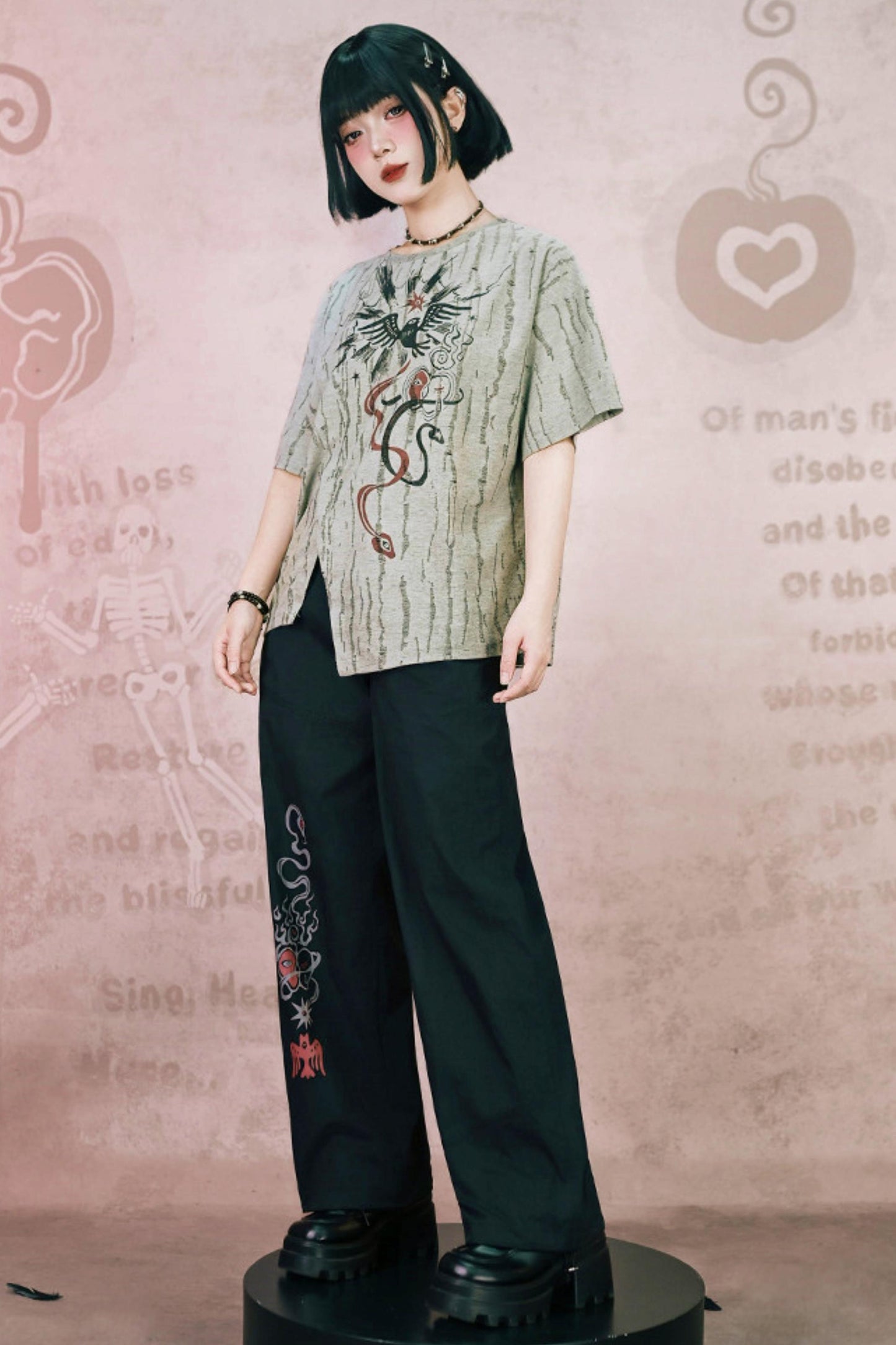 Schwarze Hose mit Schlangen- und China-Stickerei