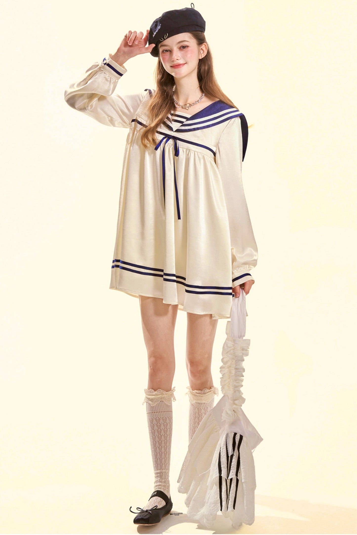 Abito babydoll da marinaio in satin dal gusto marinaro