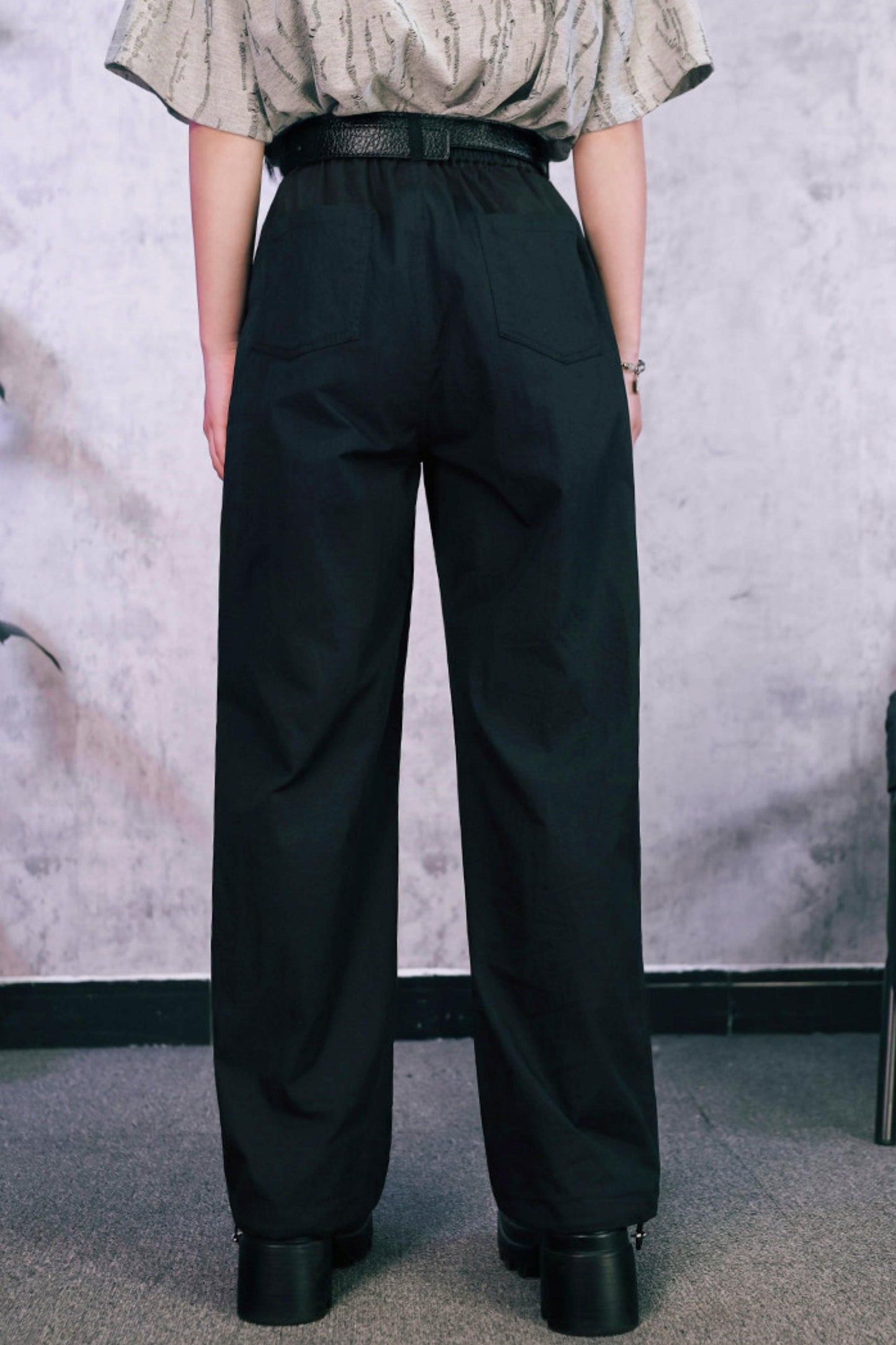 Schwarze Hose mit Schlangen- und China-Stickerei