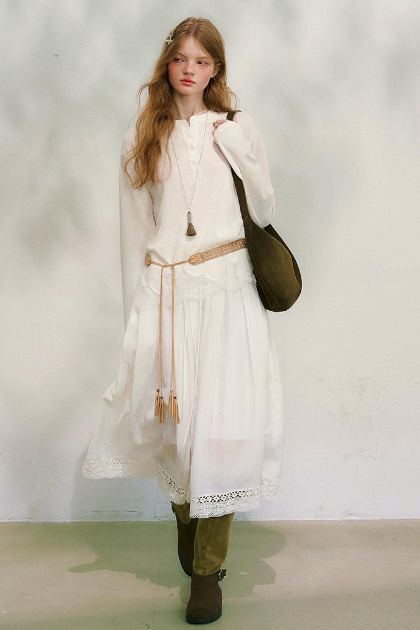 スウェイングシルエットレースブラウス