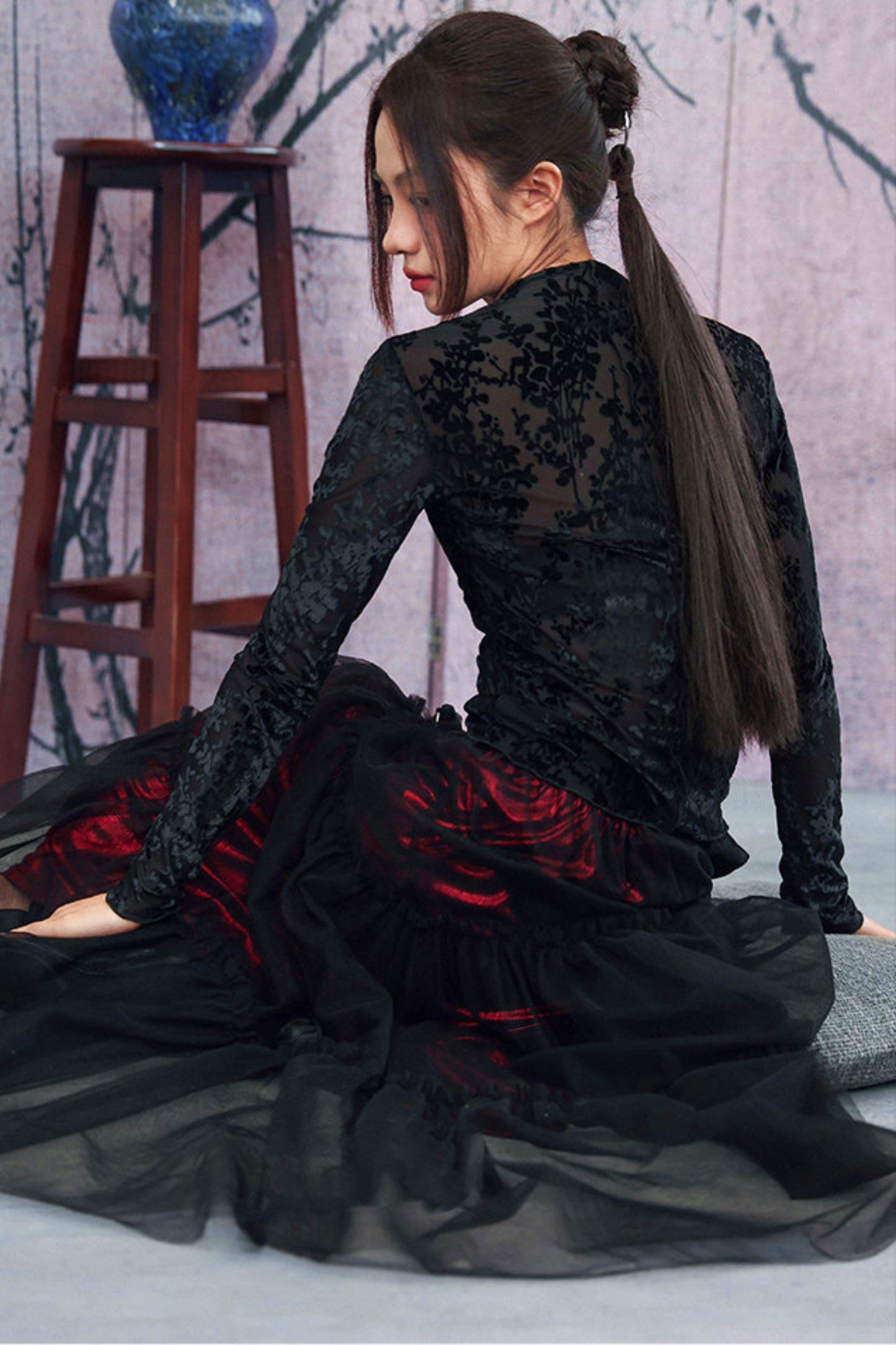 Schwarzes florales transparentes Rüschen-Oberteil im dunklen Mode-Stil