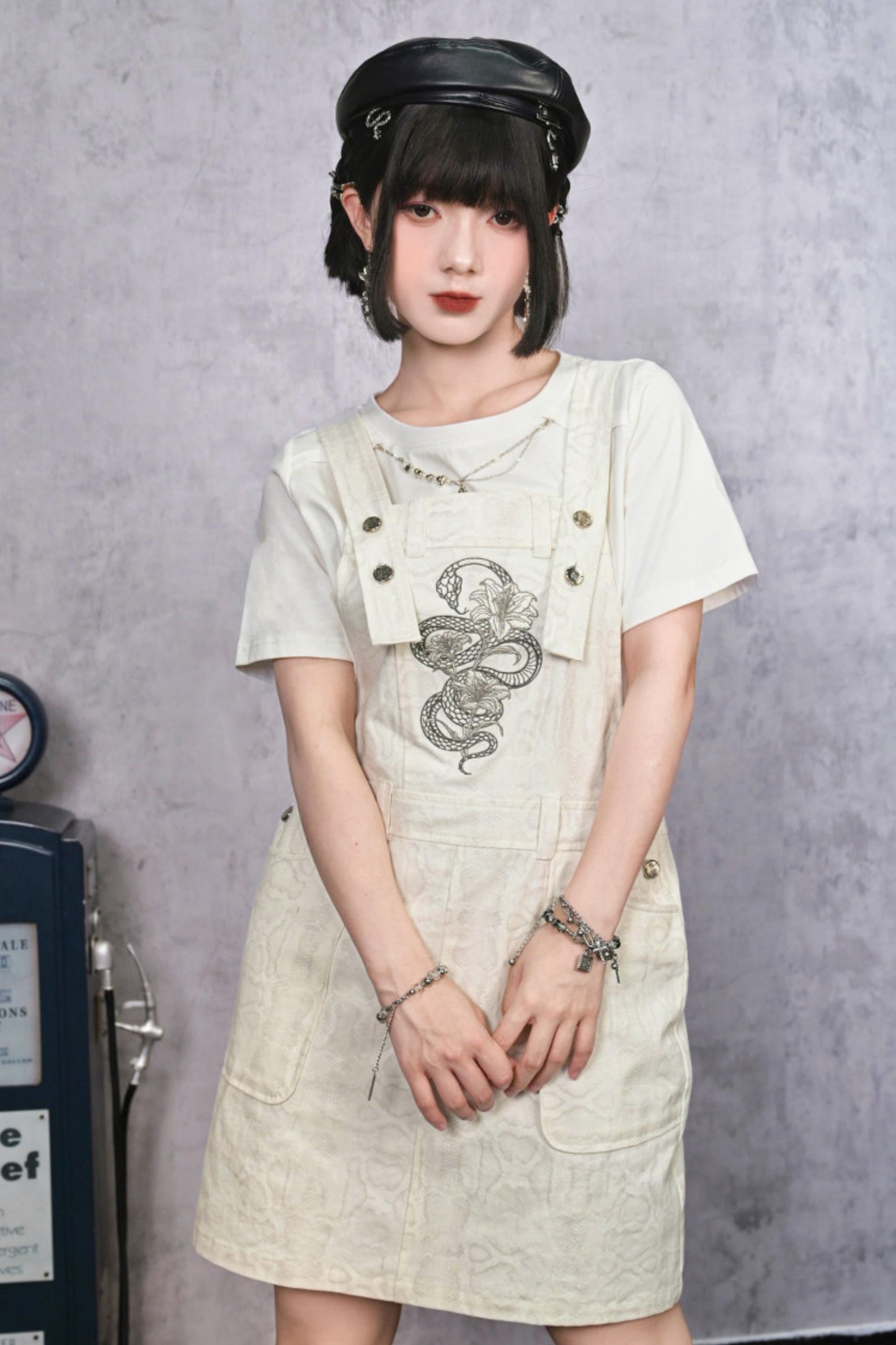 ダークスネークリリーチェーングラフィックTシャツ
