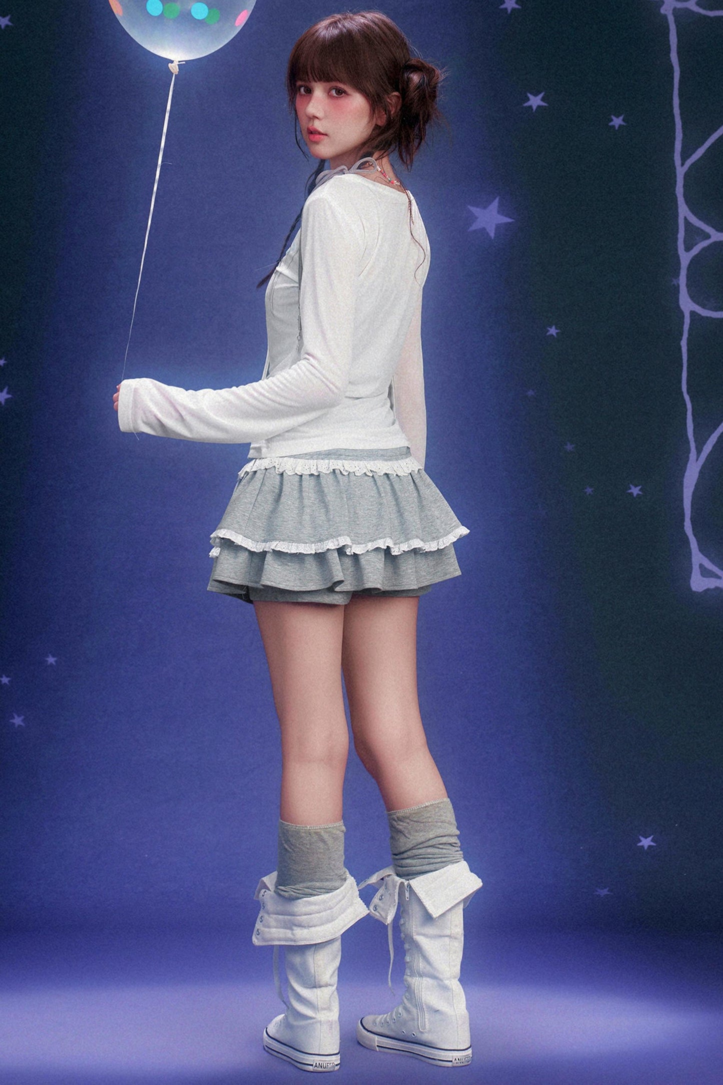 Grauer Rock mit Pferde-Stickerei