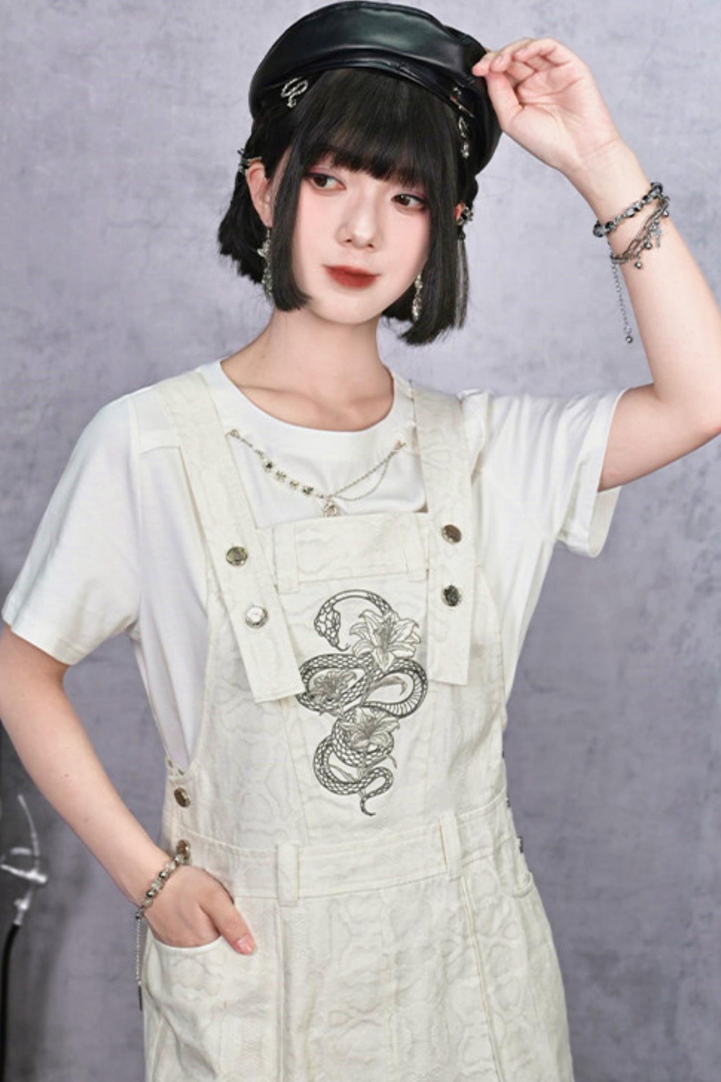 ダークスネークリリーチェーングラフィックTシャツ
