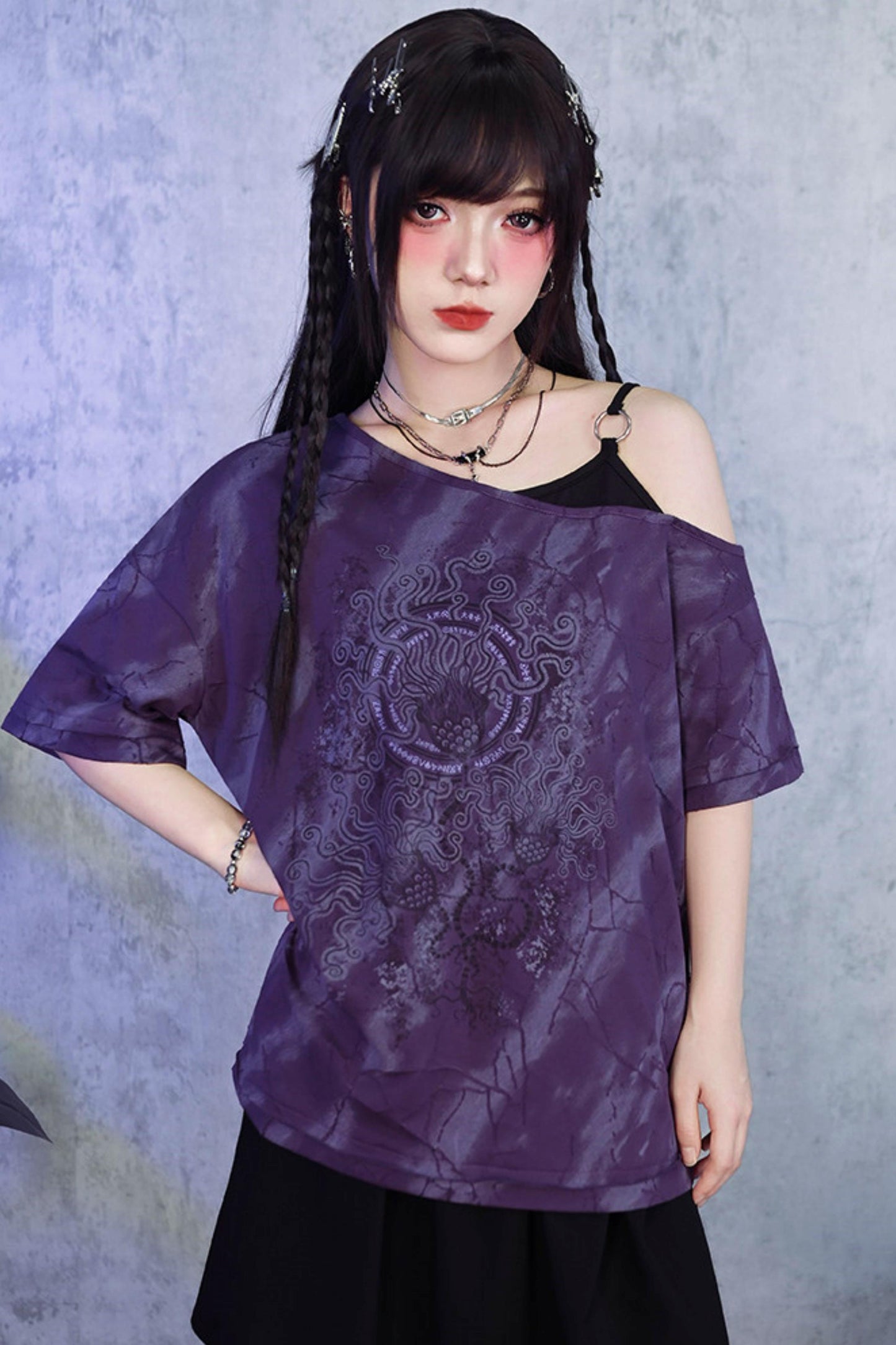 Lila dunkles Ein-Schulter-T-Shirt im Dekadenz-Look
