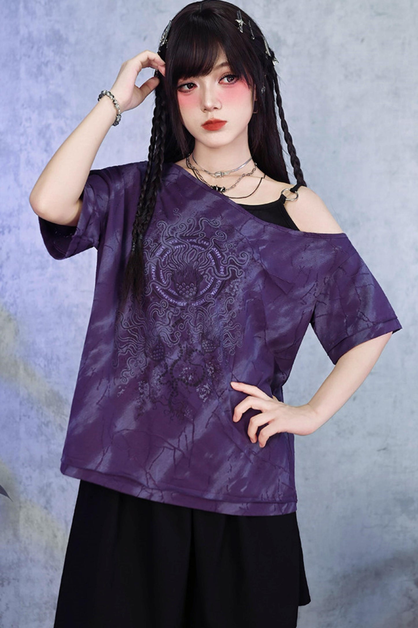 Lila dunkles Ein-Schulter-T-Shirt im Dekadenz-Look