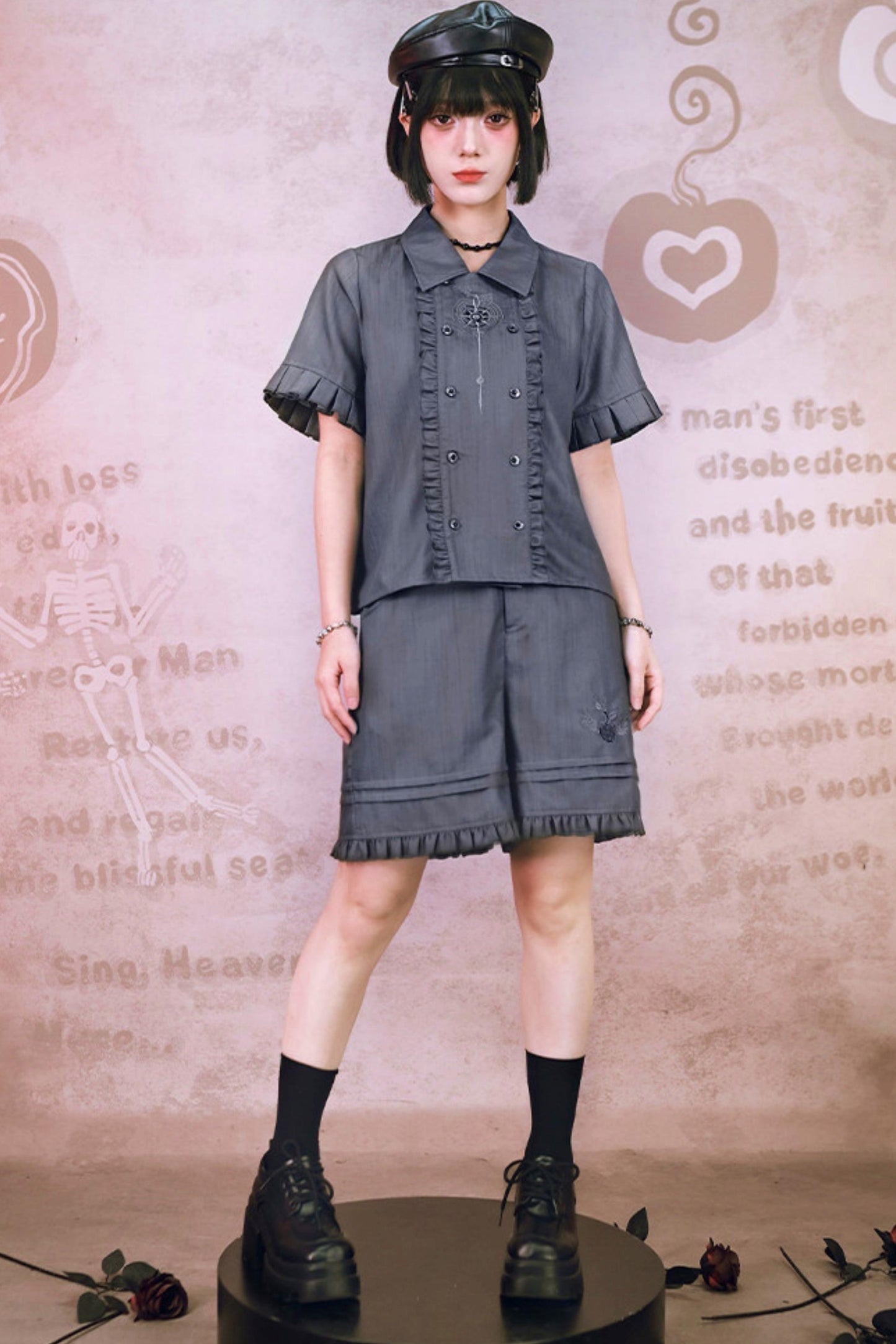 Rauchgraues Set im Uniformstil