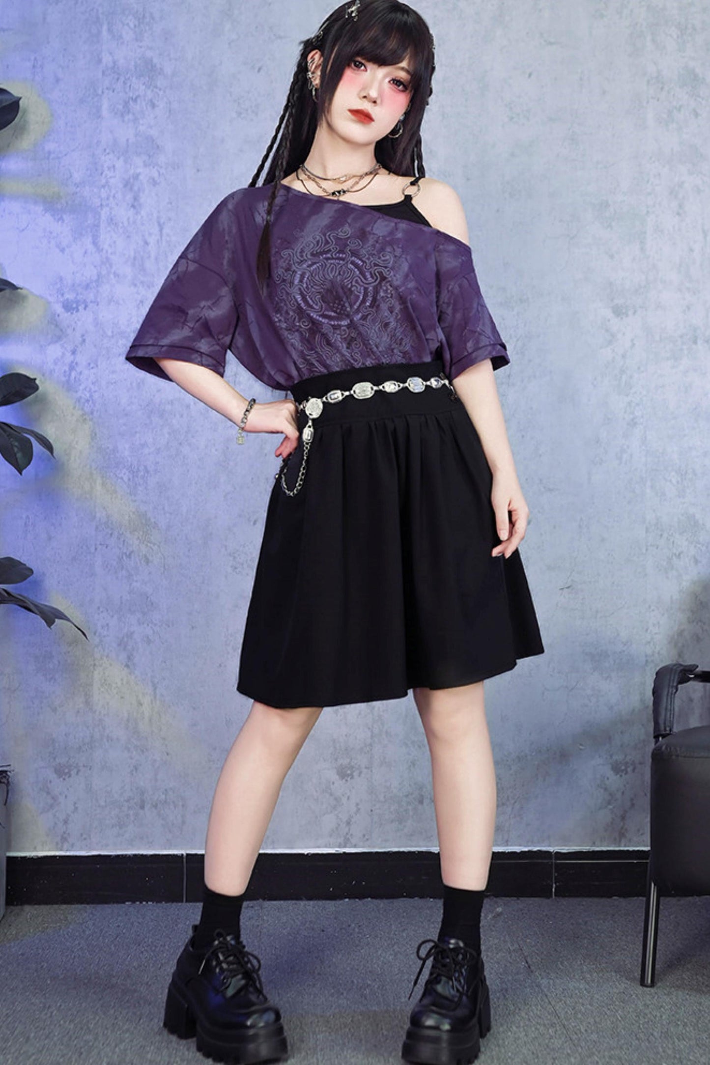 Lila dunkles Ein-Schulter-T-Shirt im Dekadenz-Look