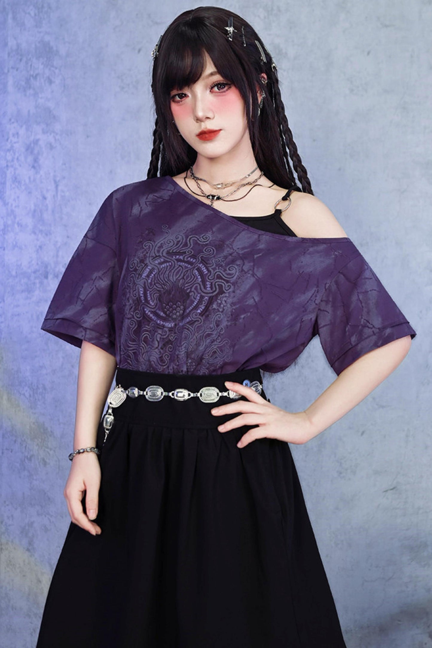 Lila dunkles Ein-Schulter-T-Shirt im Dekadenz-Look