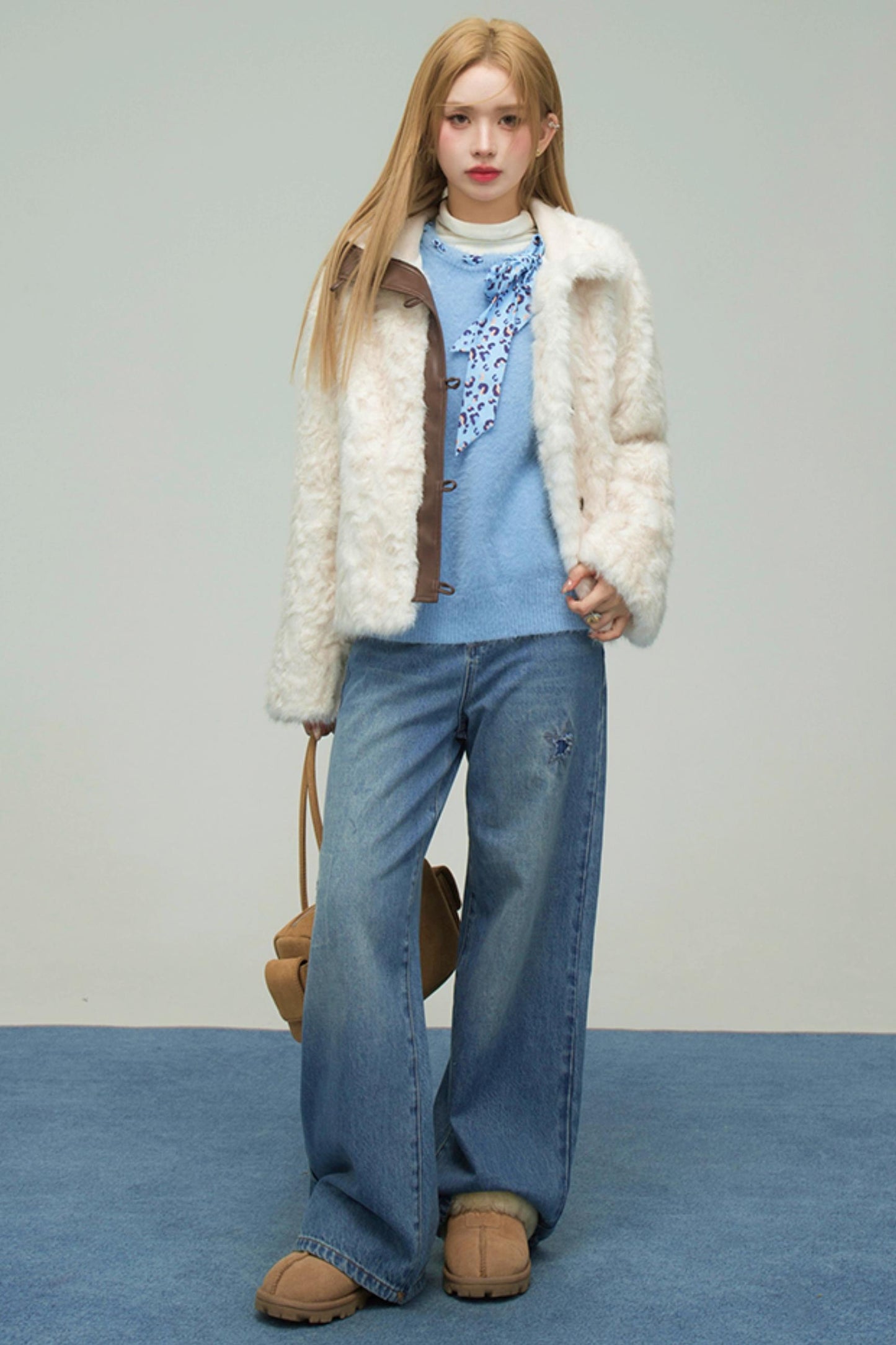 スノーイーブルーレオパードフォーファースウェーター