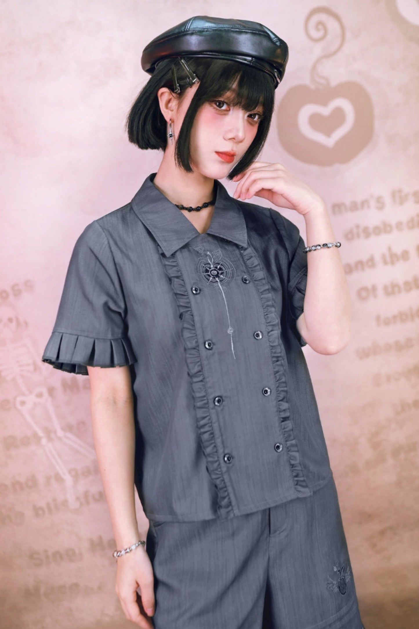 Rauchgraues Set im Uniformstil